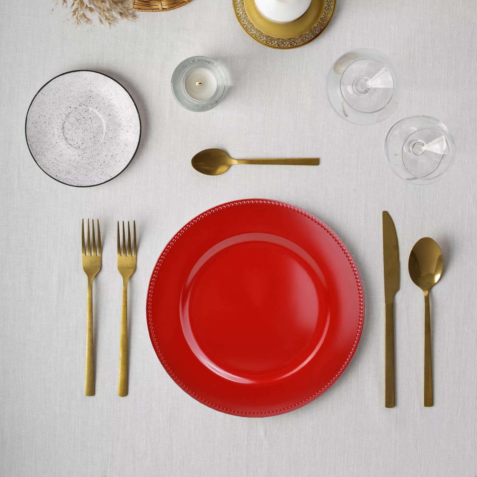 Juego de 12 platos de carga rojos con cuentas. Cargadores de mesa de plástico reutilizables de 13 pulgadas para platos llanos