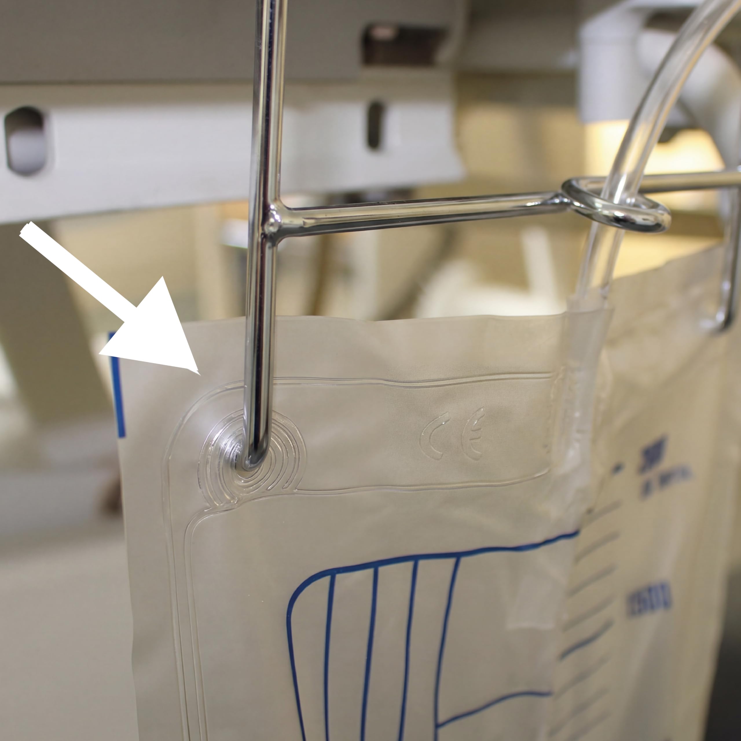 KMINA Colgador Bolsa de Orina (1 Unidad), Soporte Metálico de Cama, Gancho Zincado para Bolsa de Orina de 2 L, Colgador Resistente para Barra de Cama y Uso Diario