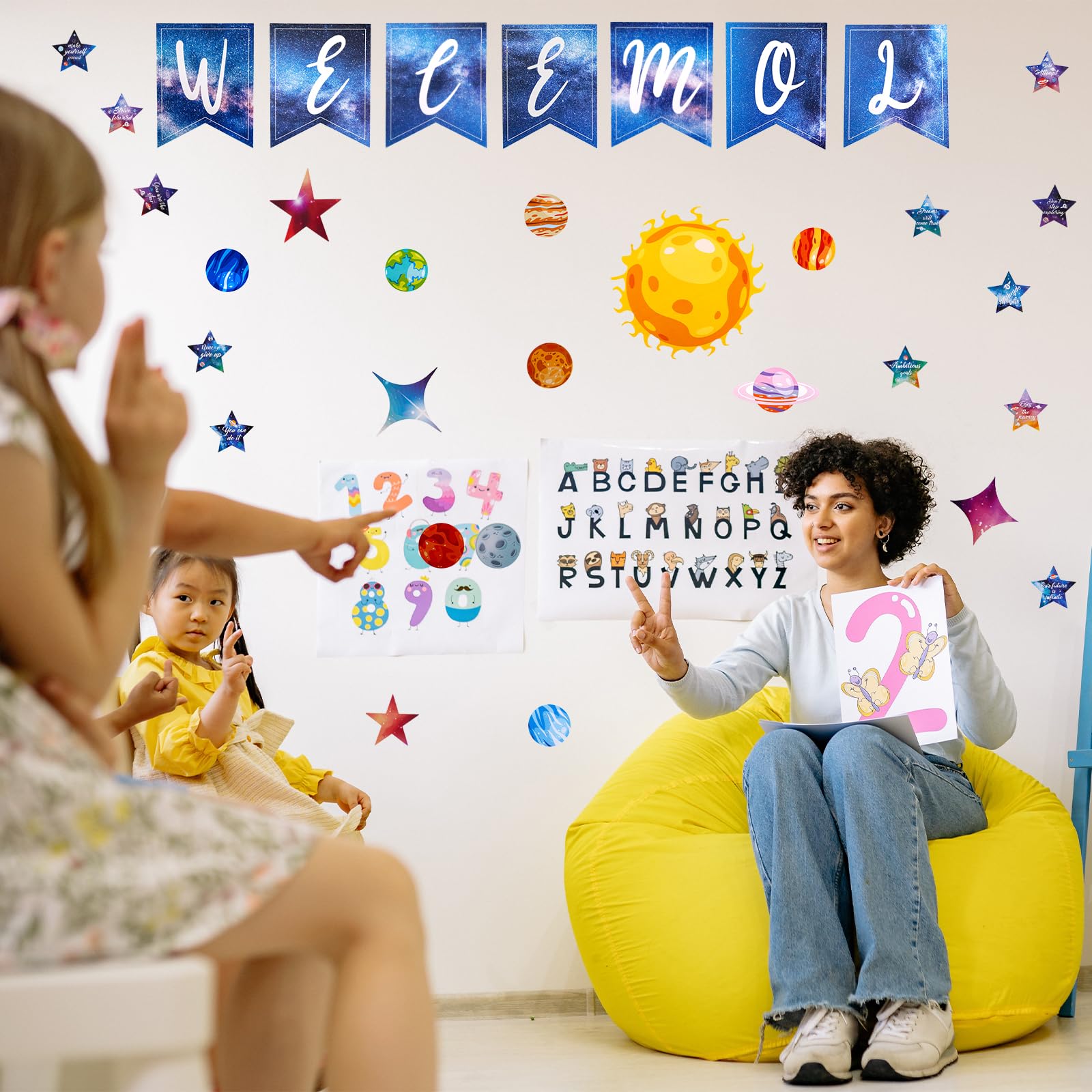 Harloon Pinnwand-Set Weltraum – Mit 41 Deko-Elementen & Klebepunkten Fürs Klassenzimmer