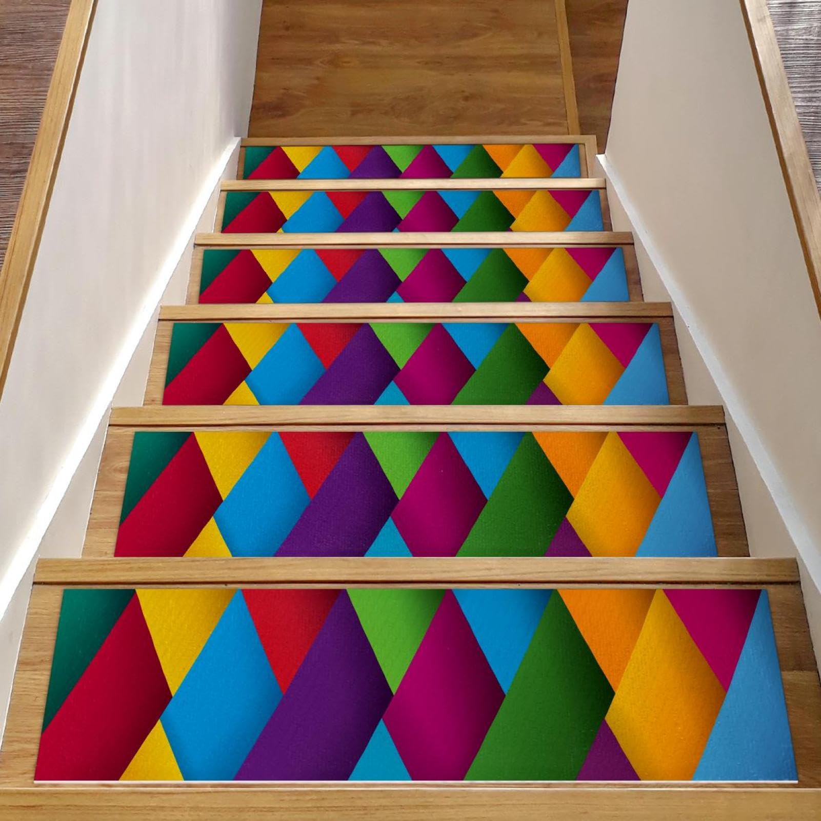 Peldaños de madera seguros con alfombras multicolor antideslizantes para escaleras interiores