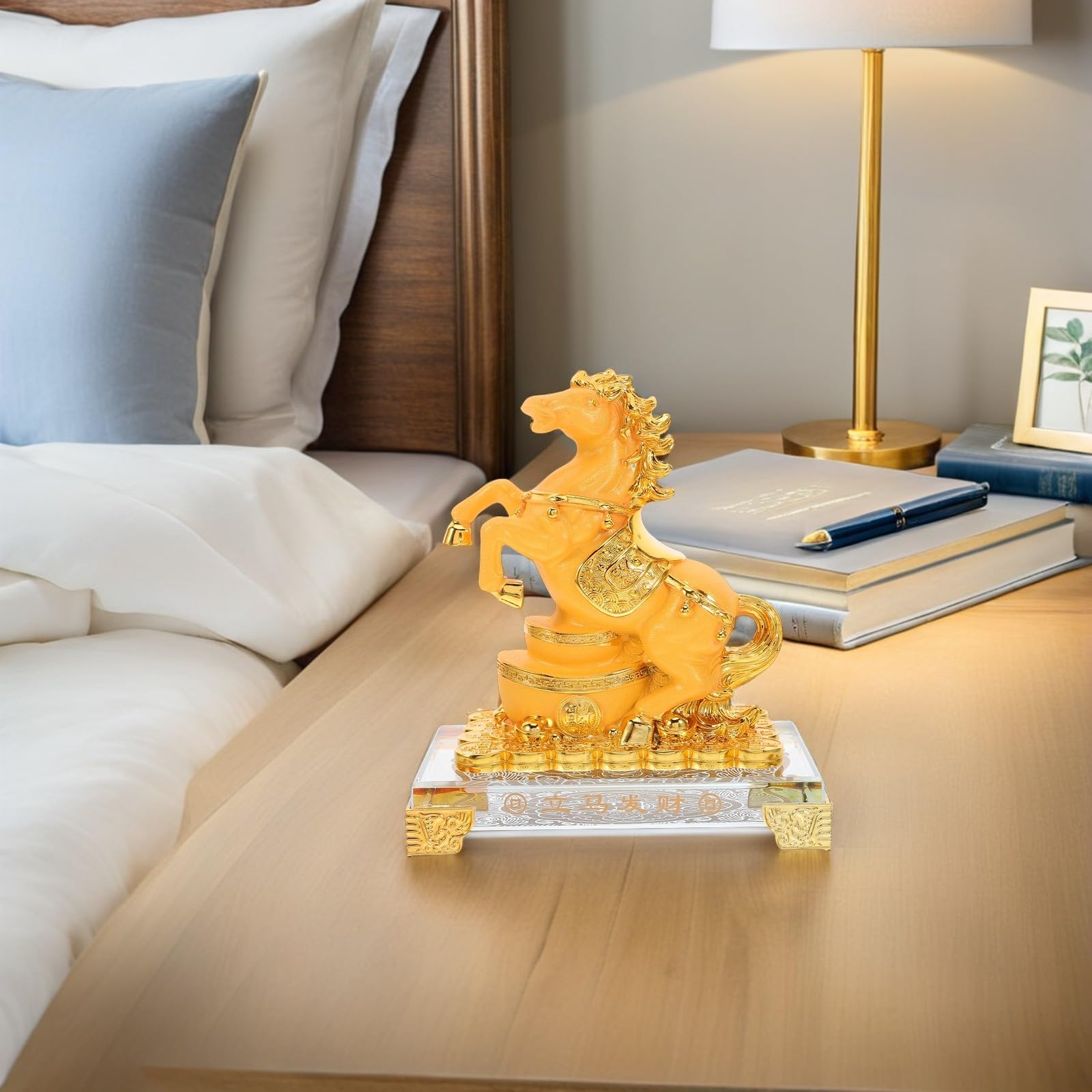 Goldene Pferdefigur aus Kunstharz als Tischdekoration für Büro und Zuhause mit Luxuriösem Vintage Stil und Symbol für Erfolg im Jahr 2026