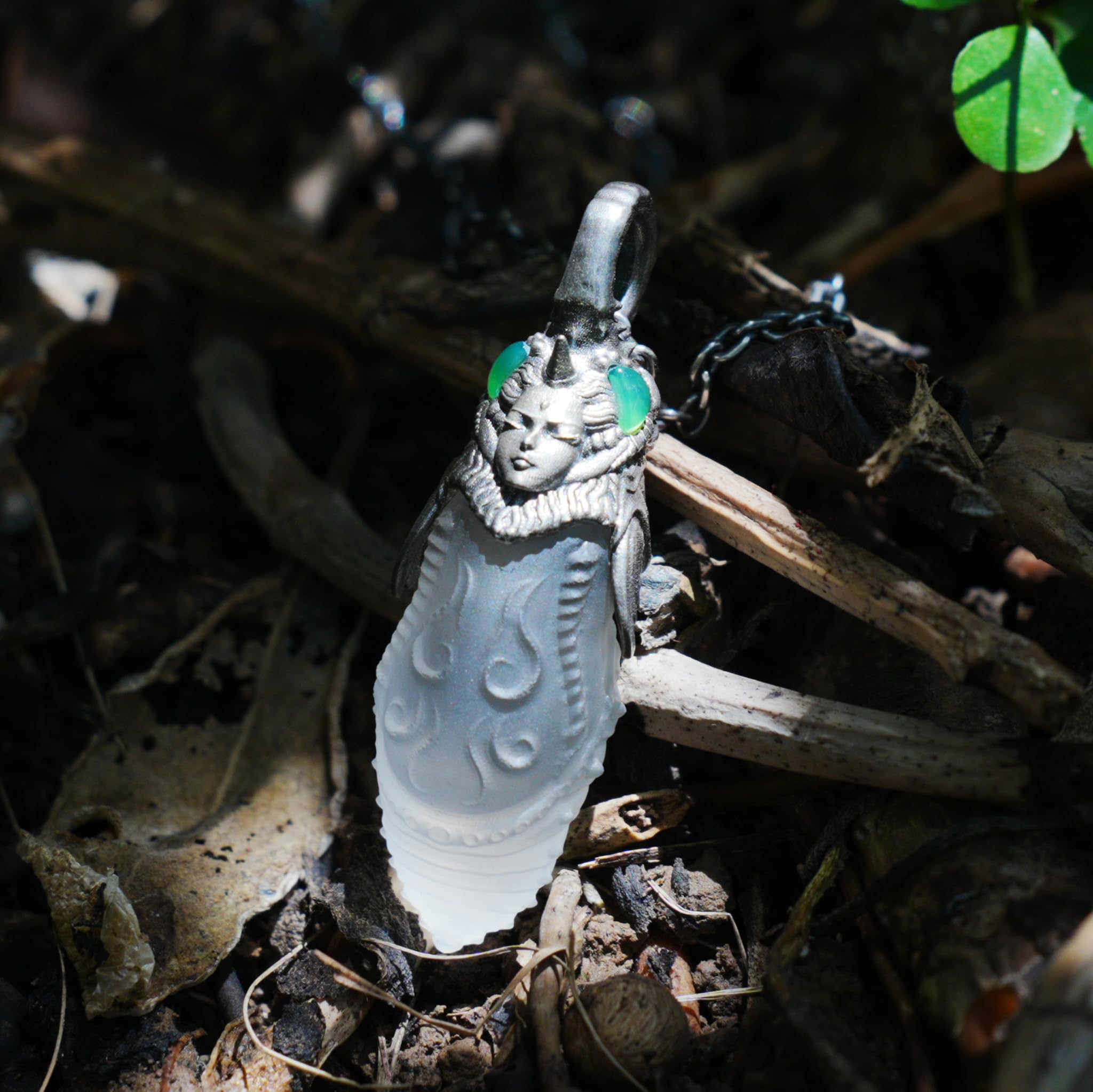 Generisch Geschnitzter Bergkristall Anhänger aus 925 Silber mit grünem Chalcedon im Gothic Totem Stil, Geschenk für sie oder spirituelle Fans