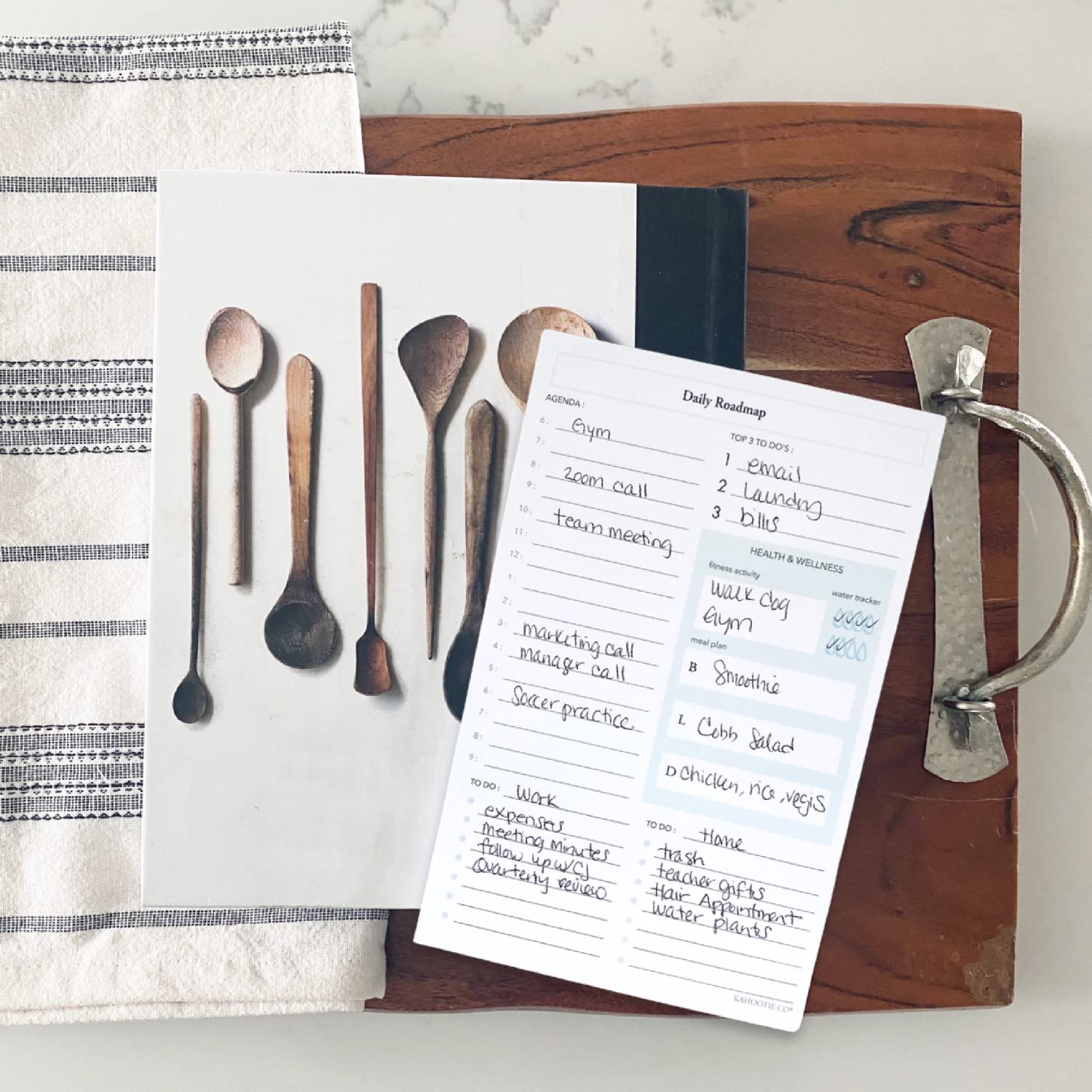 Kahootie Co - Blocco note giornaliero per le vostre giornate impegnative, agenda e cose da fare, salute e fitness, elenchi di cose da fare compartimentate, portatile 21,6 x 14 cm (agenda giornaliera)
