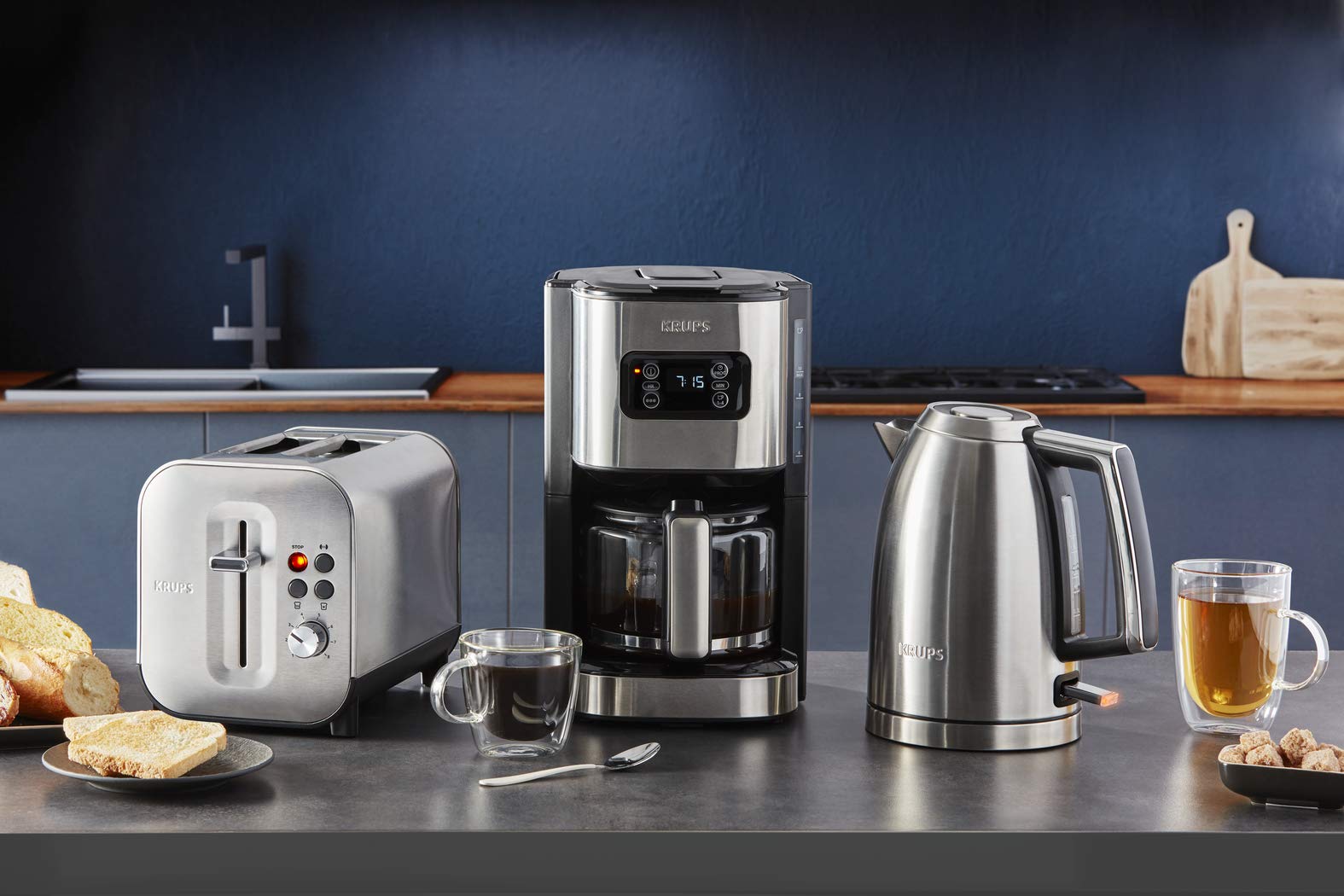 Krups Excellence Bouilloire électrique, Capacité 1,7 L, Inox brossé premium, Base 360°, Résistance cachée, Filtre anticalcaire BW552D10