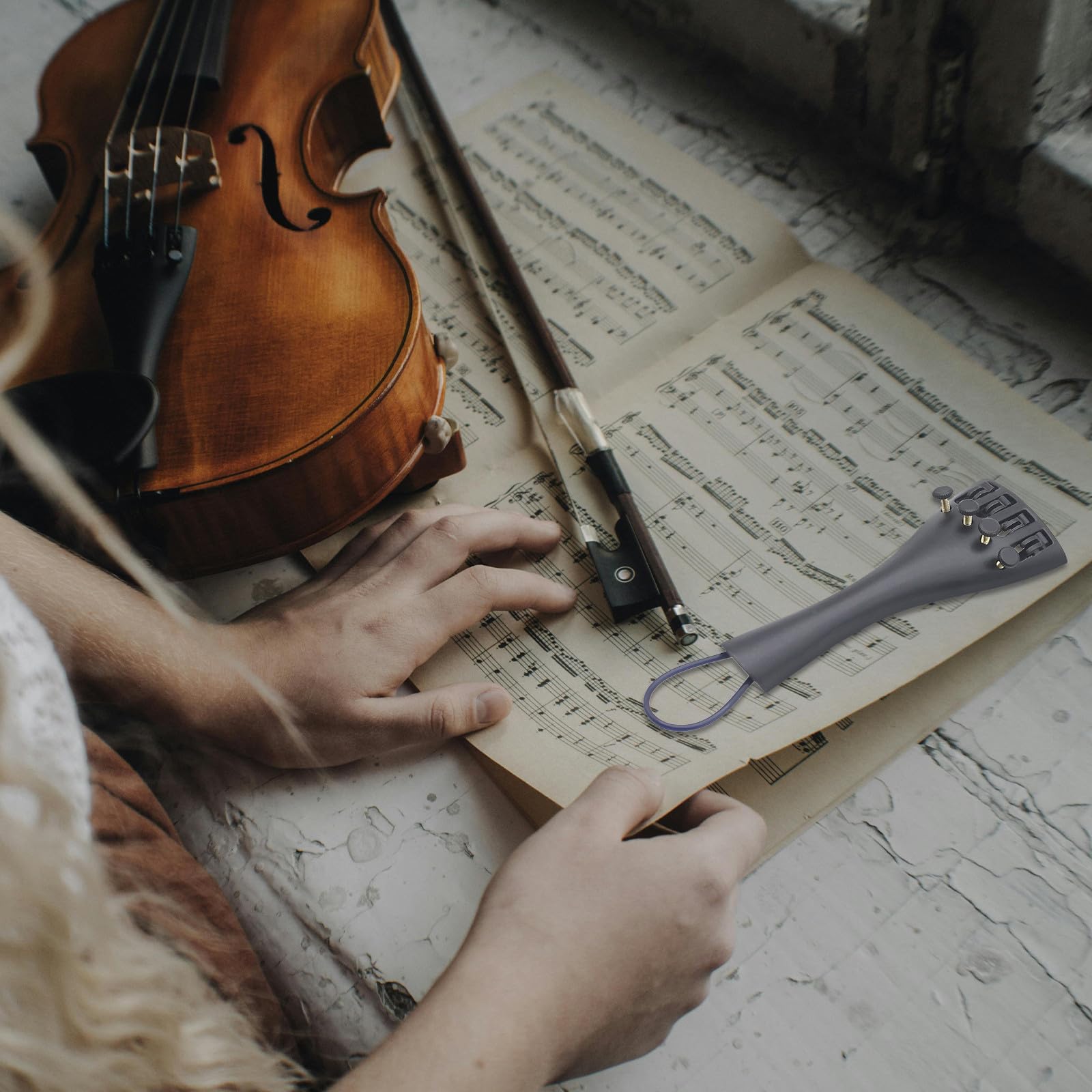 Cordiera 4/4 per Violino 3/4 in Lega di Alluminio Nera | 4 Tenditori Integrati, Cordino Incluso, Ricambio Pronto All'uso per Appassionati di Violino