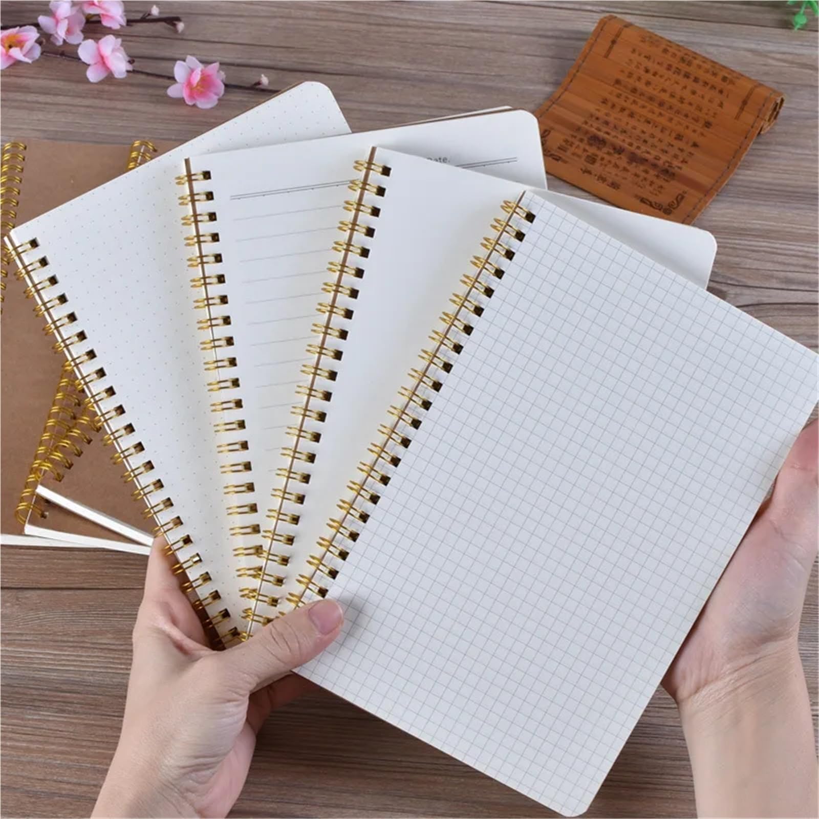 Lot de 4 carnets de notes lignés A5 en papier kraft quadrillé à pois vierges pour planificateur quotidien hebdomadaire Gestion du temps Fournitures scolaires Papeterie Cadeau (Grille)