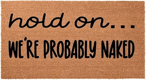 Hold On We'Re Probably Naked Felpudo divertido, tapete de bienvenida, tapete hecho a mano, regalo de inauguración de la casa, regalos para