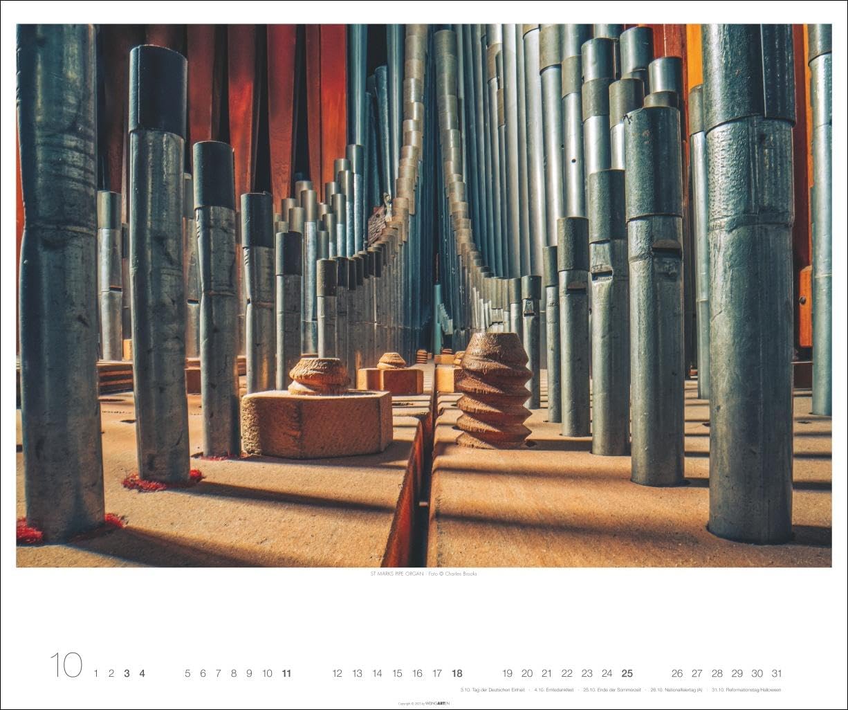 Architecture in Music Kalender 2026 - Musikinstrumente von innen: Charles Brooks‘ Fotokunst in einem großen Wandkalender, der neue Perspektiven eröffnet. Querformat 55 x 46 cm