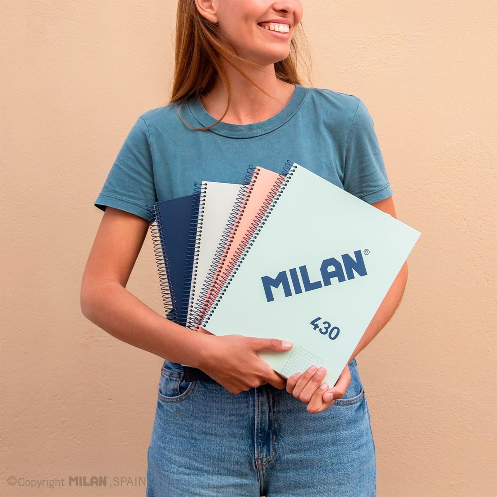 MILAN® Notatnik A4 w twardej oprawie, papier w kratkę (5 x 5 mm), 120 kartek po 95 gr/m², zeszyt gumowy 430, zielony