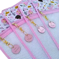Saquinho Organizador Para Bolsa Saída Maternidade com 4 Unidades e 4 Pingentes Tag Rose Indicando as Trocas na Maternidade Com Zíper