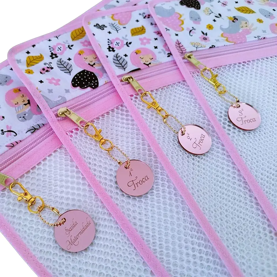 Saquinho Organizador Para Bolsa Saída Maternidade com 4 Unidades e 4 Pingentes Tag Rose Indicando as Trocas na Maternidade Com Zíper