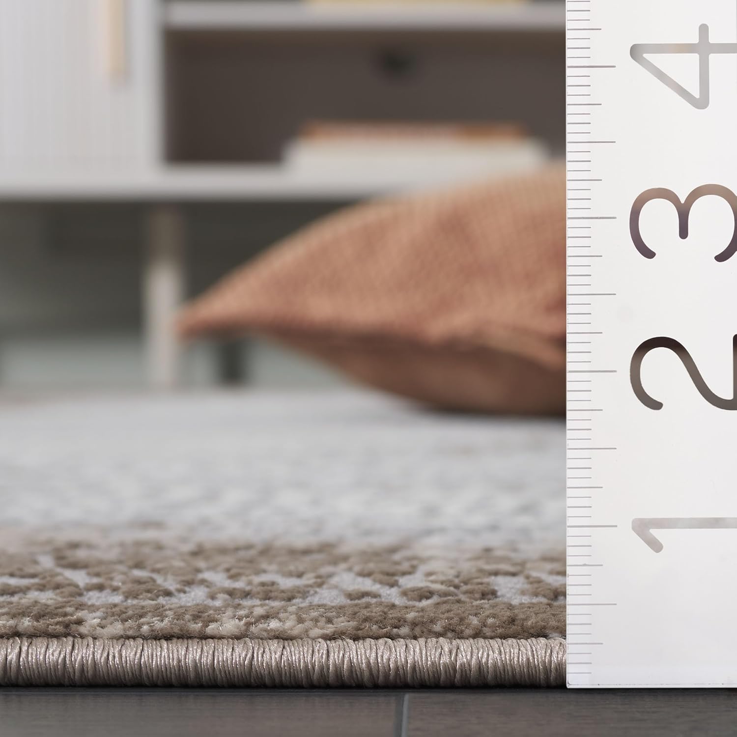 SAFAVIEH Meadow Collection Area Rug - 4' x 6', Brown/Ivory, Geometric Design, Ideal for High Traffic Areas in Living Room, Bedroom, Dining (MDW333T)