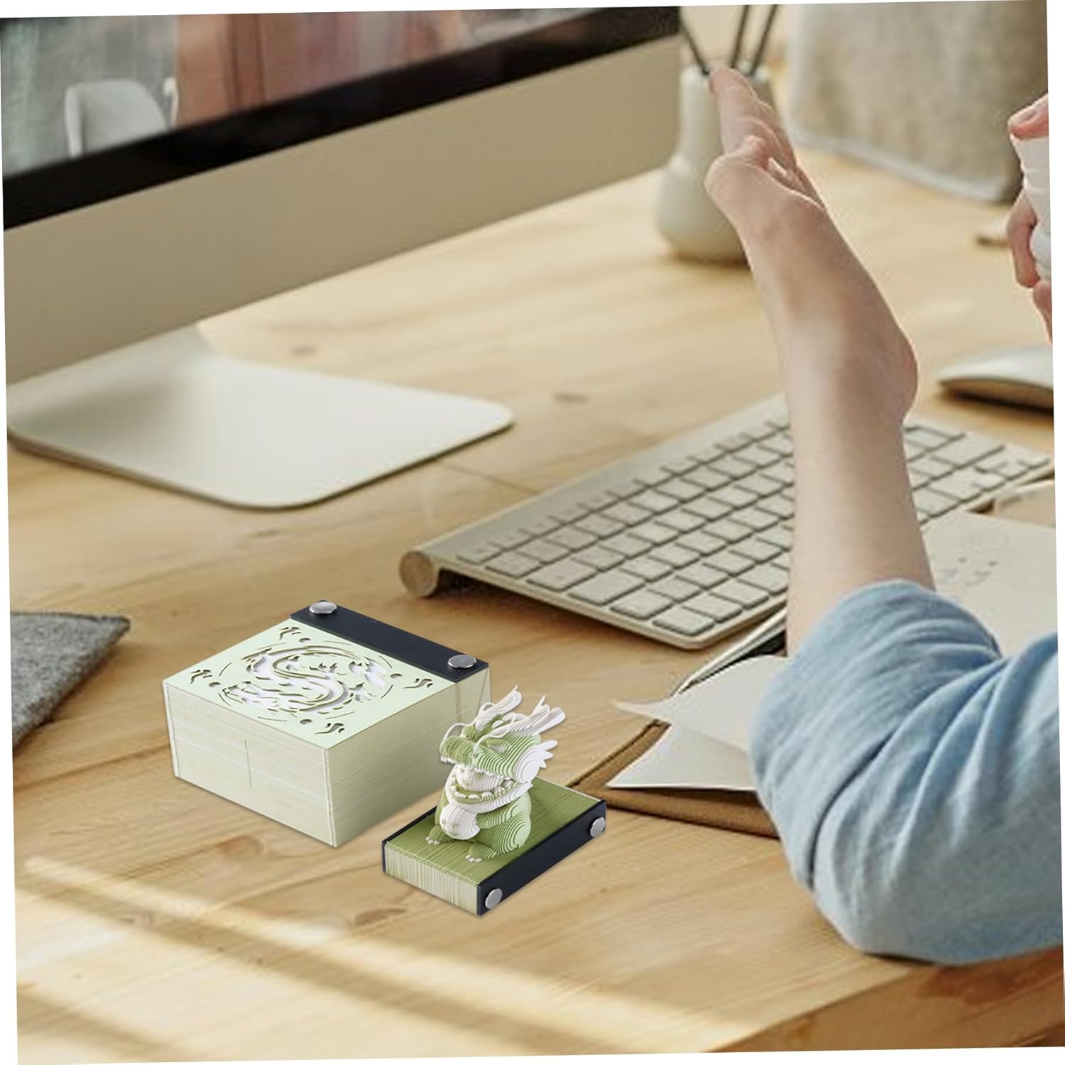 3Dメモパッド 干支 ドラゴン 3D ウィークリーカレンダー 2024 アクリルカバー付き ドラゴンペーパー彫刻 デスクオーナメント