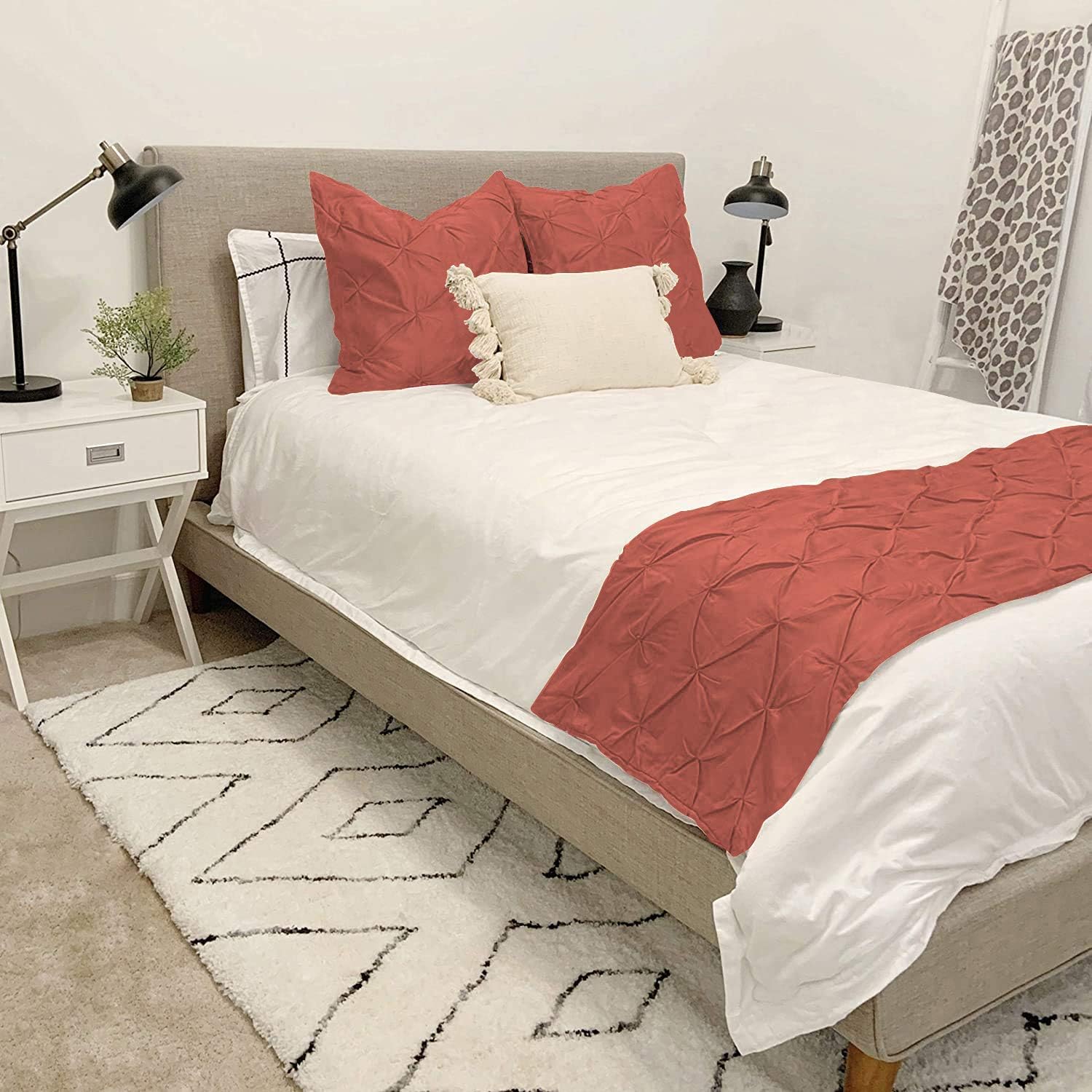 800 Thread Count Pinch Pleated Bed Runner 1 Pieces Solid 100% Egyptian Cotton Soft Fade-Resistant Easy Care Decorative Bed Scarf