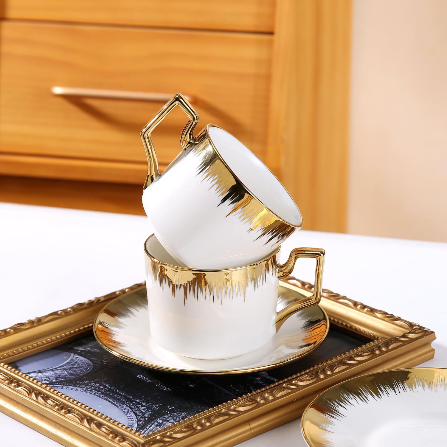 Elegancki zestaw ceramicznych filiżanek do kawy – 6 białych kubków do układania w stos, 250 ml, ze złotym wykończeniem i spodkami do tureckiej kawy