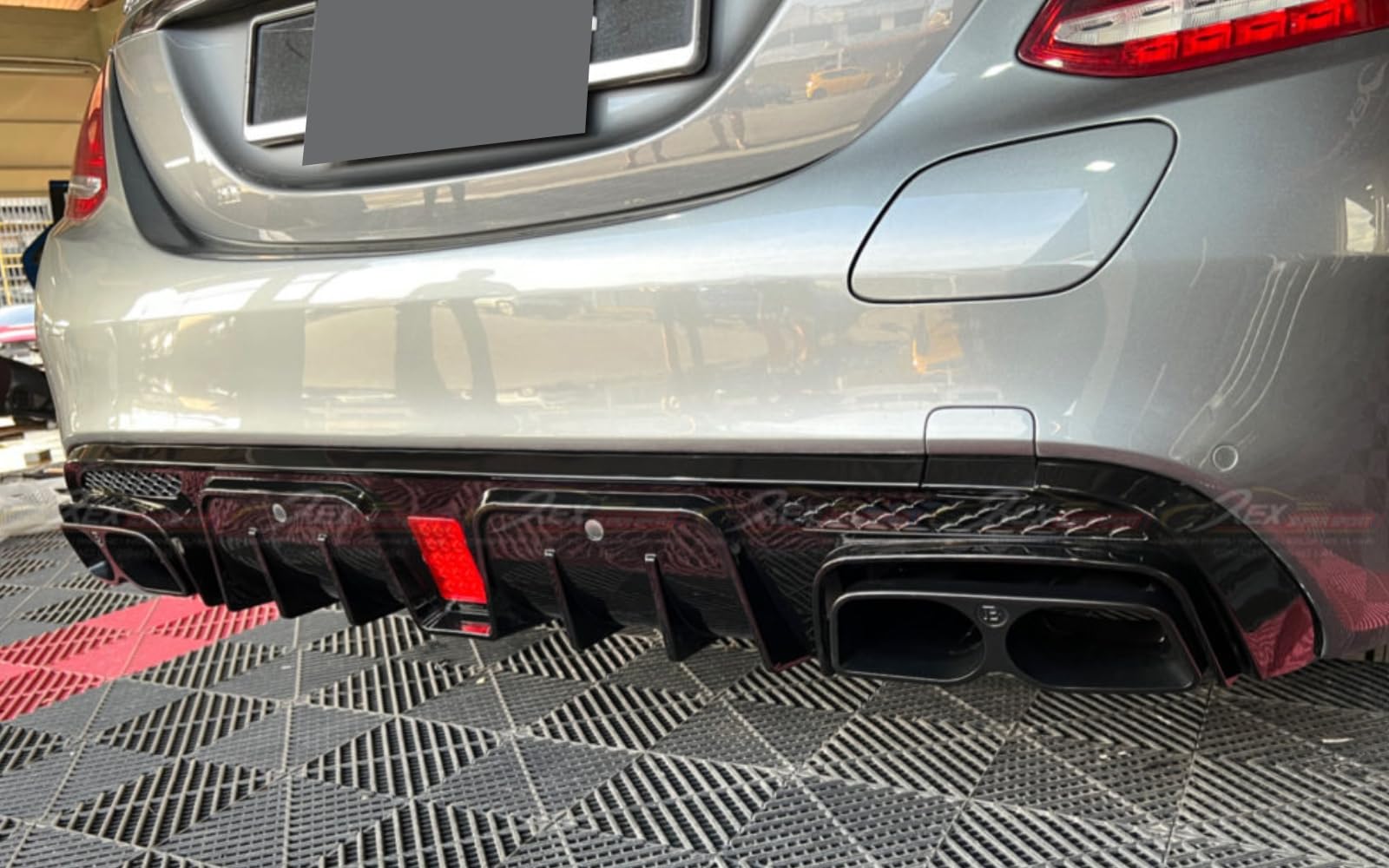 Mptuned Diffusore posteriore lucido nero con paralumi di scarico e luce da corsa, compatibile con Mercedes-Benz W205 Pre-Facelift modelli AMG 2014-2020 | C200, C250, C43, C63, C63S