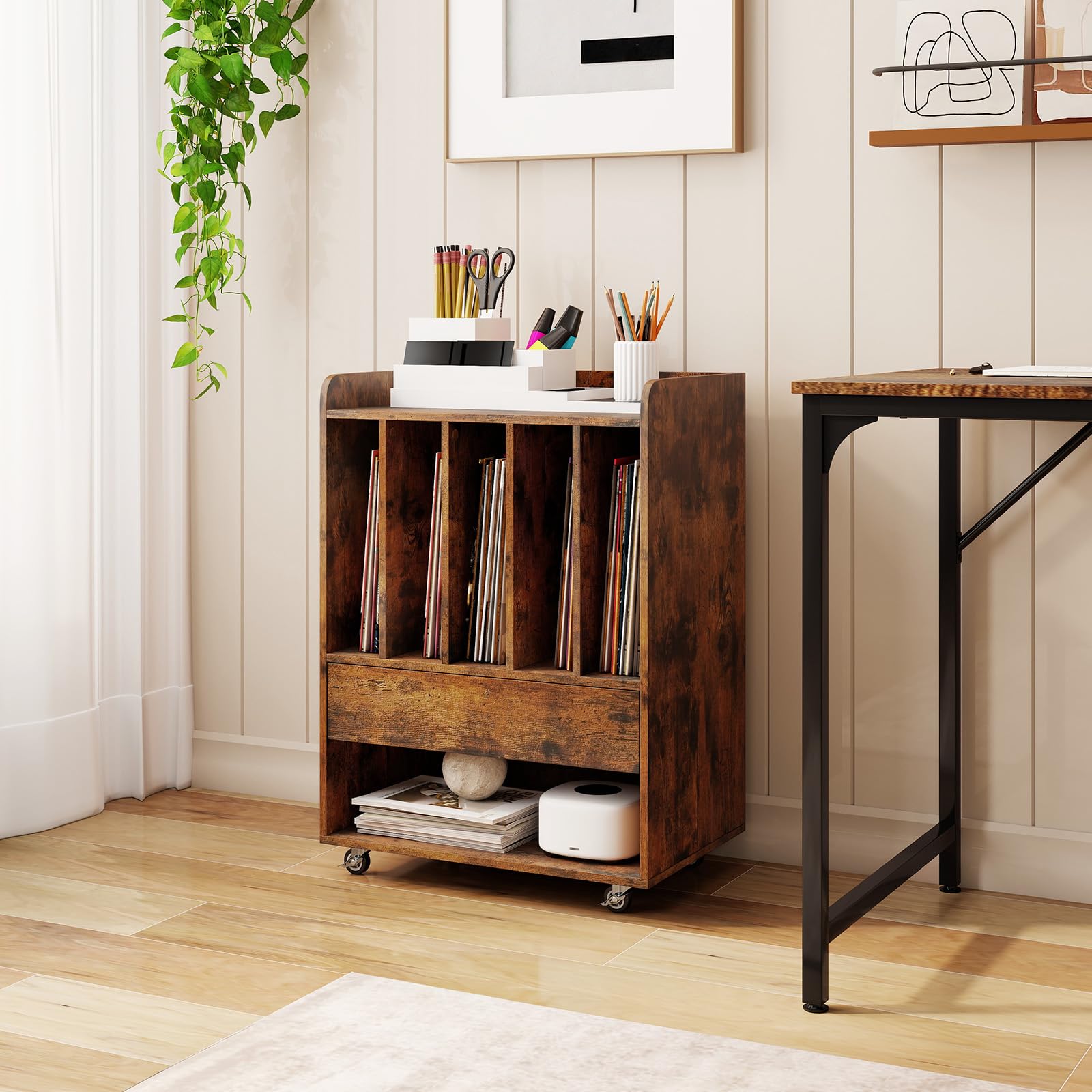 KOMFOTTEU Meuble Platine Vinyle avec roulettes, Meuble Tourne-Disque, 5 Compartiments, Tiroir, Étagère inférieure et Crochets, Armoire pour jusqu'à 180 Albums, 52 x 35,5 x 73 cm (Marron)