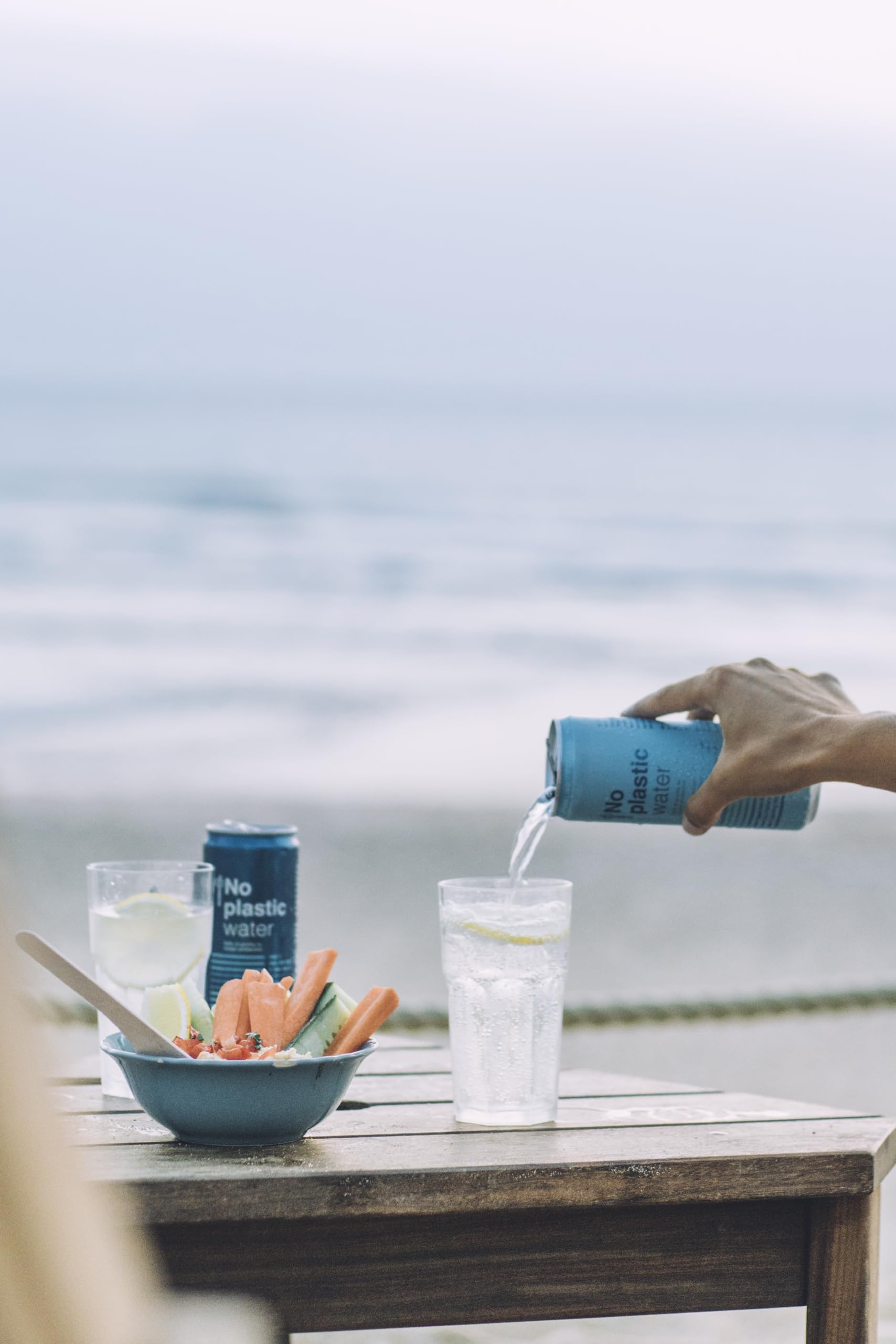 Agua con gas en lata No Plastic Water de Ocean52. Agua Mineral con gas - Pack 24 unidades x 33cl. Agua con gas en pack de 24 latas de 33cl. Agua mineral con gas en lata.