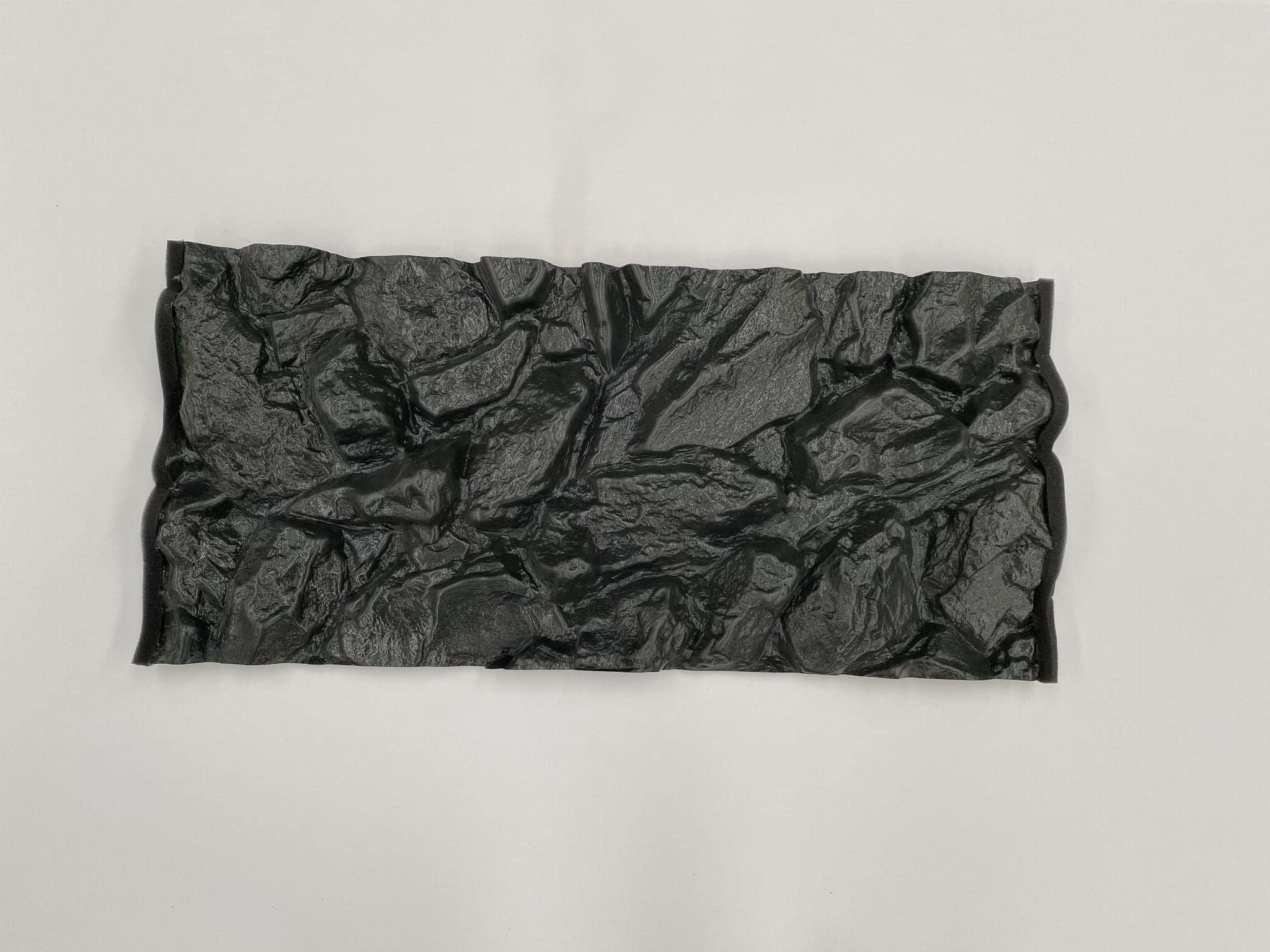 PLASTIKO - Fondo de Acuario 3D I Panel Trasero 150 x 50 cm I Fácil de Montar y Limpiar I No Requiere Pegado I Seguro para Animales I Negro con un patrón de Piedras Altas