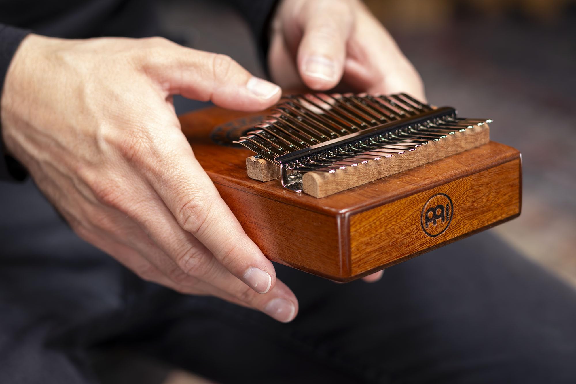 Meinl Percussion Kalimba Piano à pouce, 17 touches, avec marteau d'accordage et étui, pour la méditation, l'ASMR, la thérapie sonore et le yoga (KA17SU)
