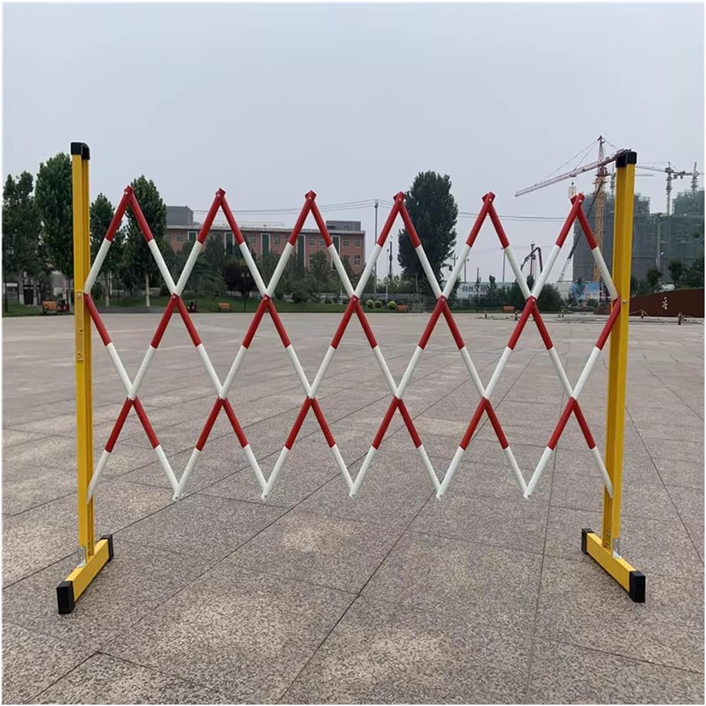 Expandable Metal Barrier, Foldable Safety Barrier for Outdoor Construction & Traffic Control - Portable Road Safety Fence, Durable & Easy to Install