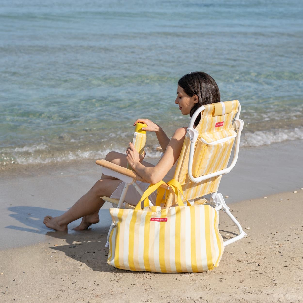 Flamingueo 2er Set Strandstühle - Klappbar - 5-Fach Verstellbare Rückenlehne - Kühltasche - Handytasche - Rucksackgriffe - Ergonomisches Kissen - Aluminium und Polyester - Gelb