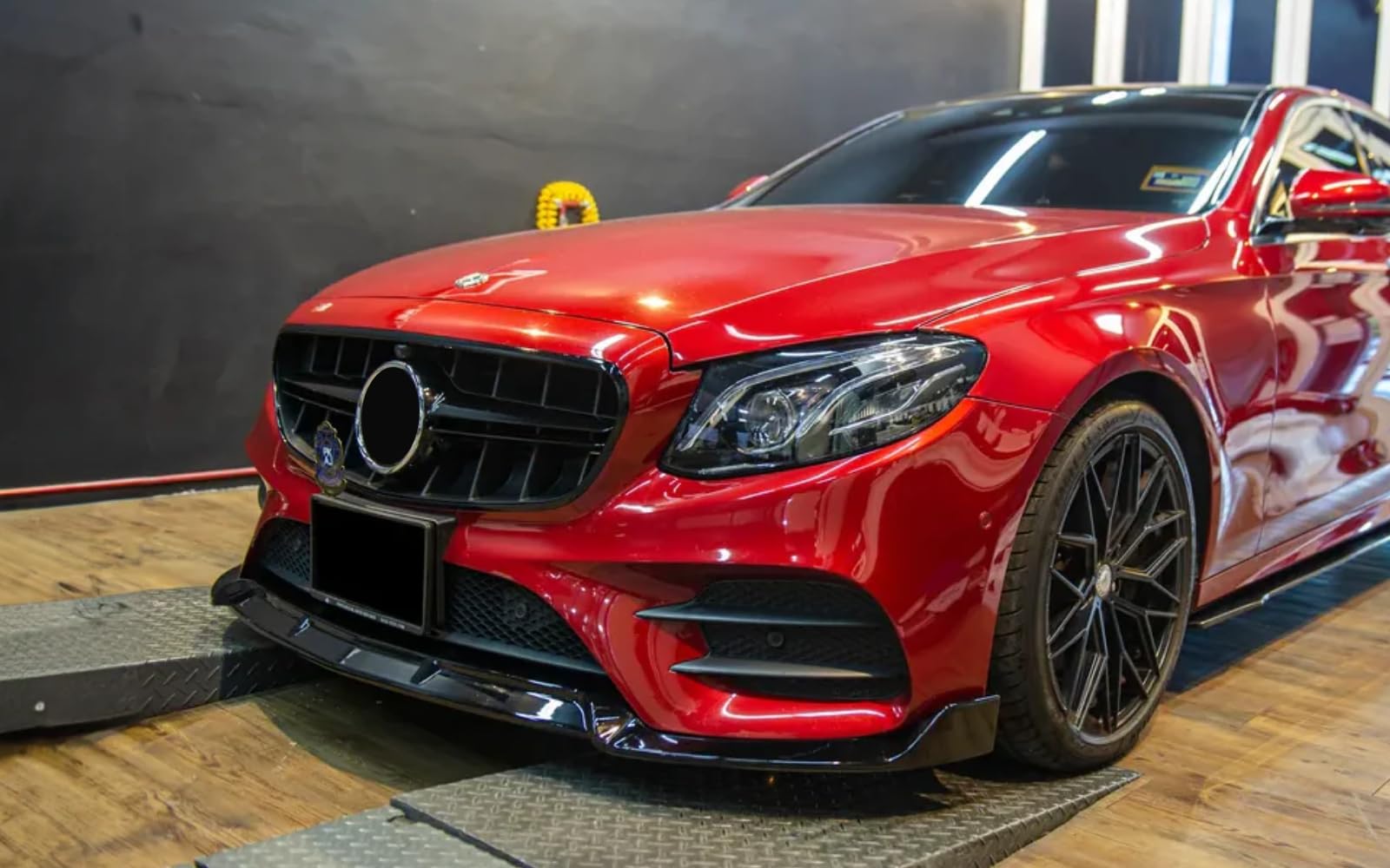 Mptuned Frontstoßstangen-Spoiler Glänzend Schwarz Kompatibel mit Mercedes-Benz E-Klasse W213 AMG Limousine 2020-2023 | Hochwertiger ABS Kunststoff, Inklusive Befestigungsmaterial