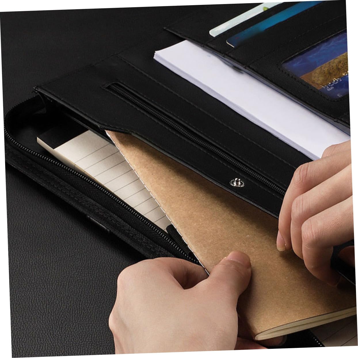Portfolio Binder con Cerniera in Pu Nero Formato A4 con Tasche Multiple | Quaderno Porta Documenti, con Blocco Note A4 Incluso, Pratico per Contenere e Proteggere Documenti