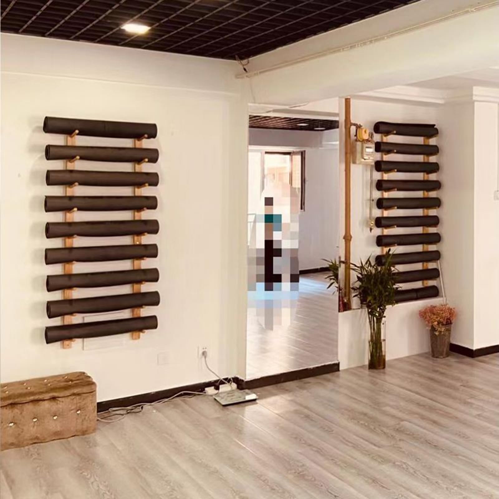 Aufbewahrung Trainingsgeräte Wandhalterung Yogamatten Stilvolles Holzregal Schaumstoffrollen und Fitnesszubehör Platzsparend übersichtlich Ihr Heim Fitnessstudio