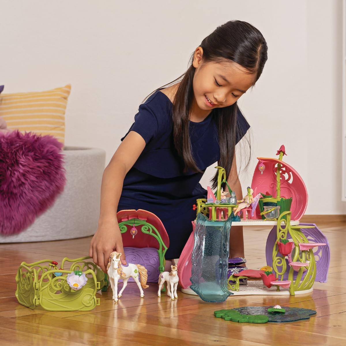 schleich BAYALA | Kwiatowy domek z jednorożcami, jeziorem i stajnią 42445 | zestaw z elfką, wiewiórką chmurką i akcesoriami | mały prezent dla dziewczynek i chłopców | figurka od 5 lat | 71 elementów