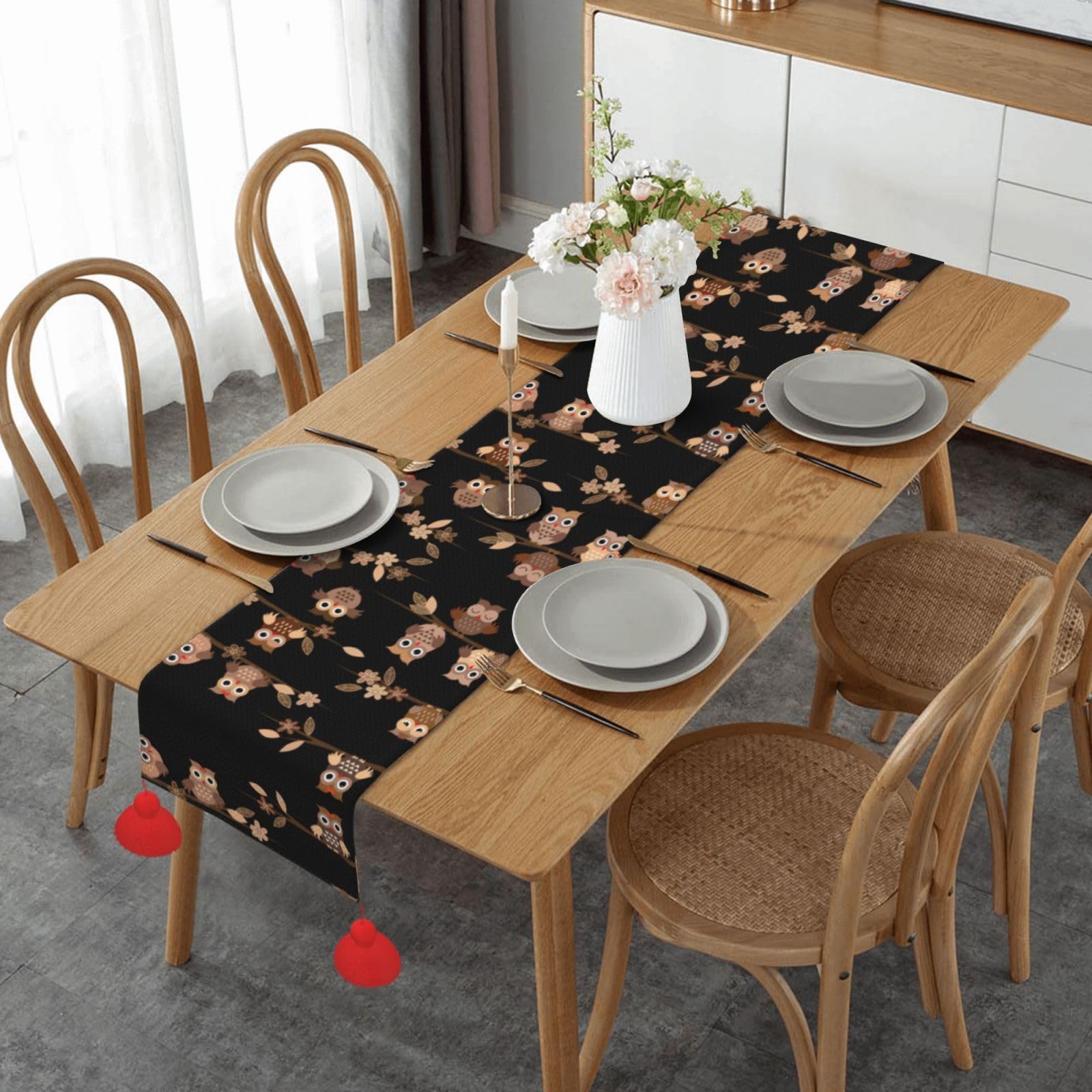 Chemin de table chouette marron crée une ambiance de chalet pour vos repas