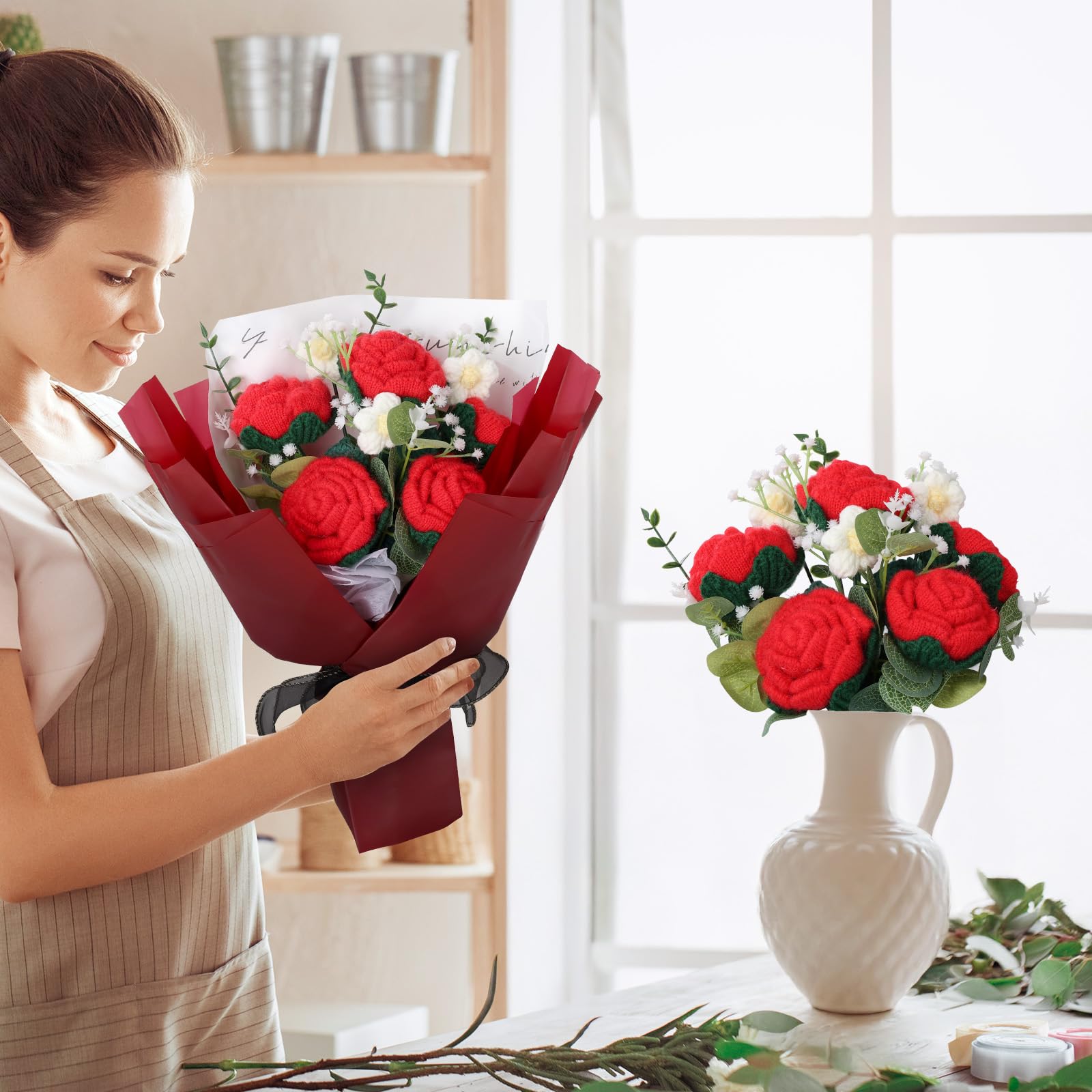 Foyucool Bouquet en Crochet Fait Main, Composition Florale Finie avec Sac Cadeau, Rose Rouge, Décoration Bureau, Idée Cadeau pour Femme
