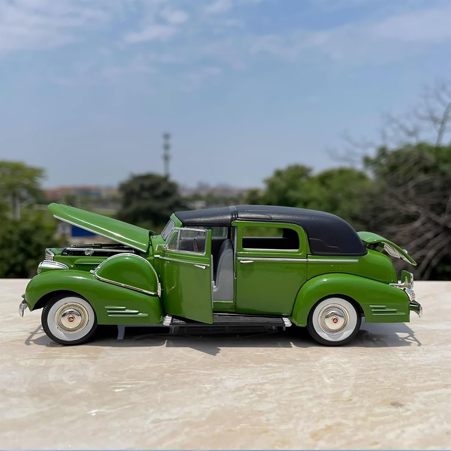 1:32 Scale Vintage Car Vehicles Simulation Model Car Souvenir Collection