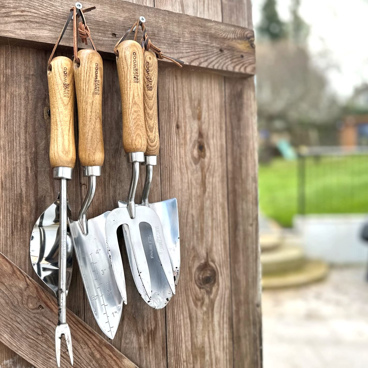 Set regalo di 4 attrezzi da giardino, manici in legno di frassino, cazzuola, trapiantatore a mano, sarchiatore e forchetta, realizzato in acciaio inossidabile