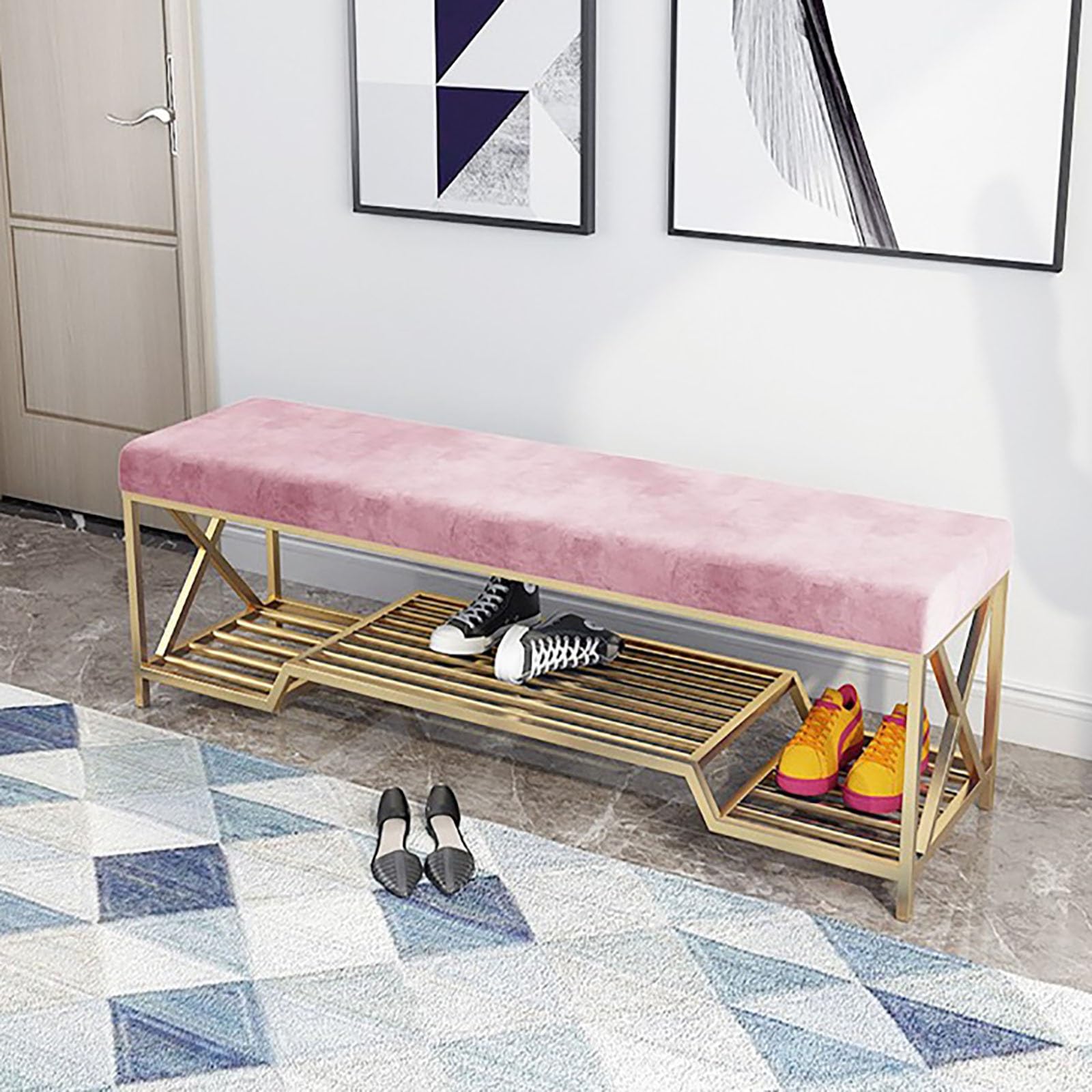 Banc capitonné haut de gamme aux finitions dorées pour une décoration chic