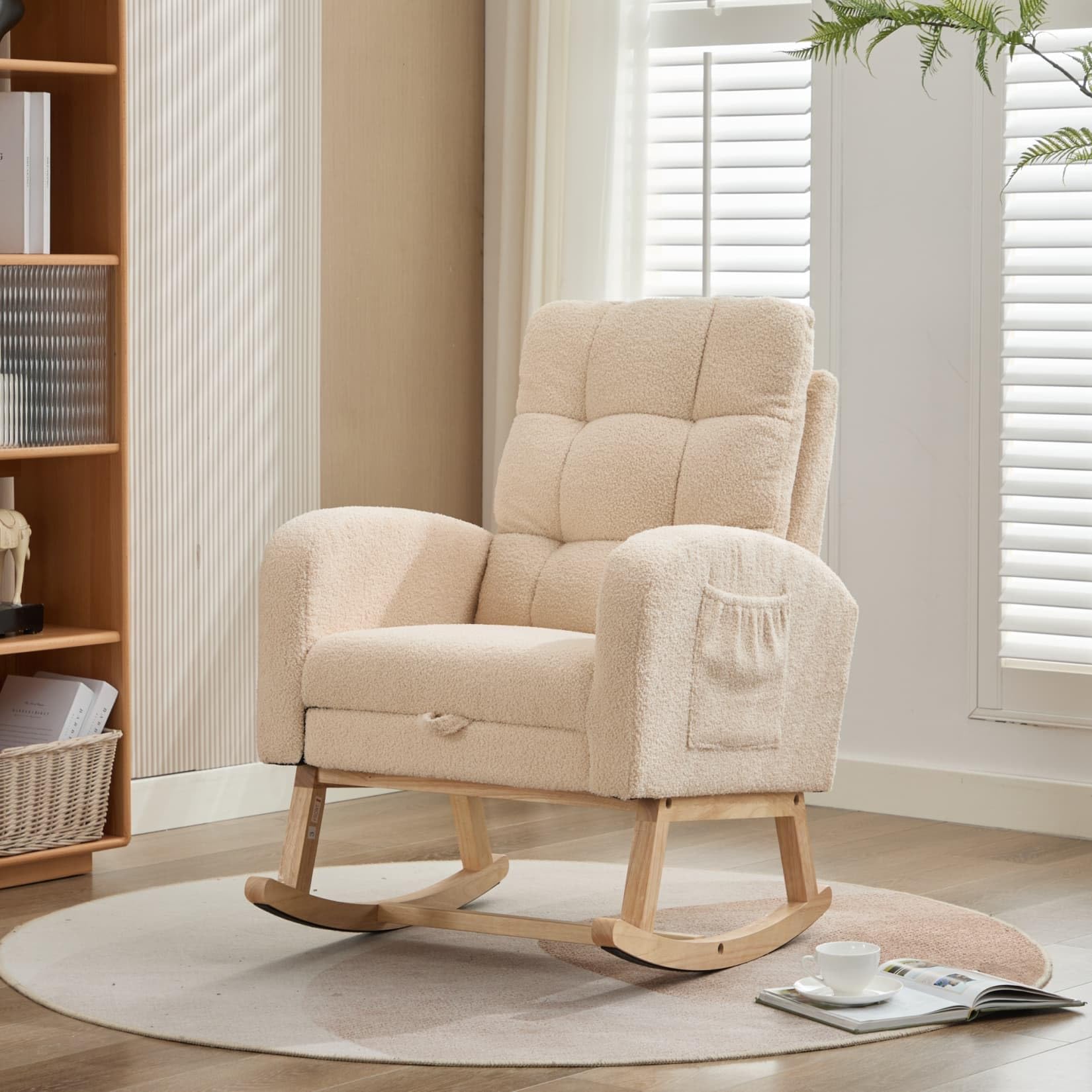 PUGSDRLY Fauteuil à Bascule en Velours Teddy,Rocking Chair,Fauteuil Allaitement,Structure en Bois Massif,Repose-Jambes Dissimulés,pour Salon,Chambre à Coucher,Balcon,Beige