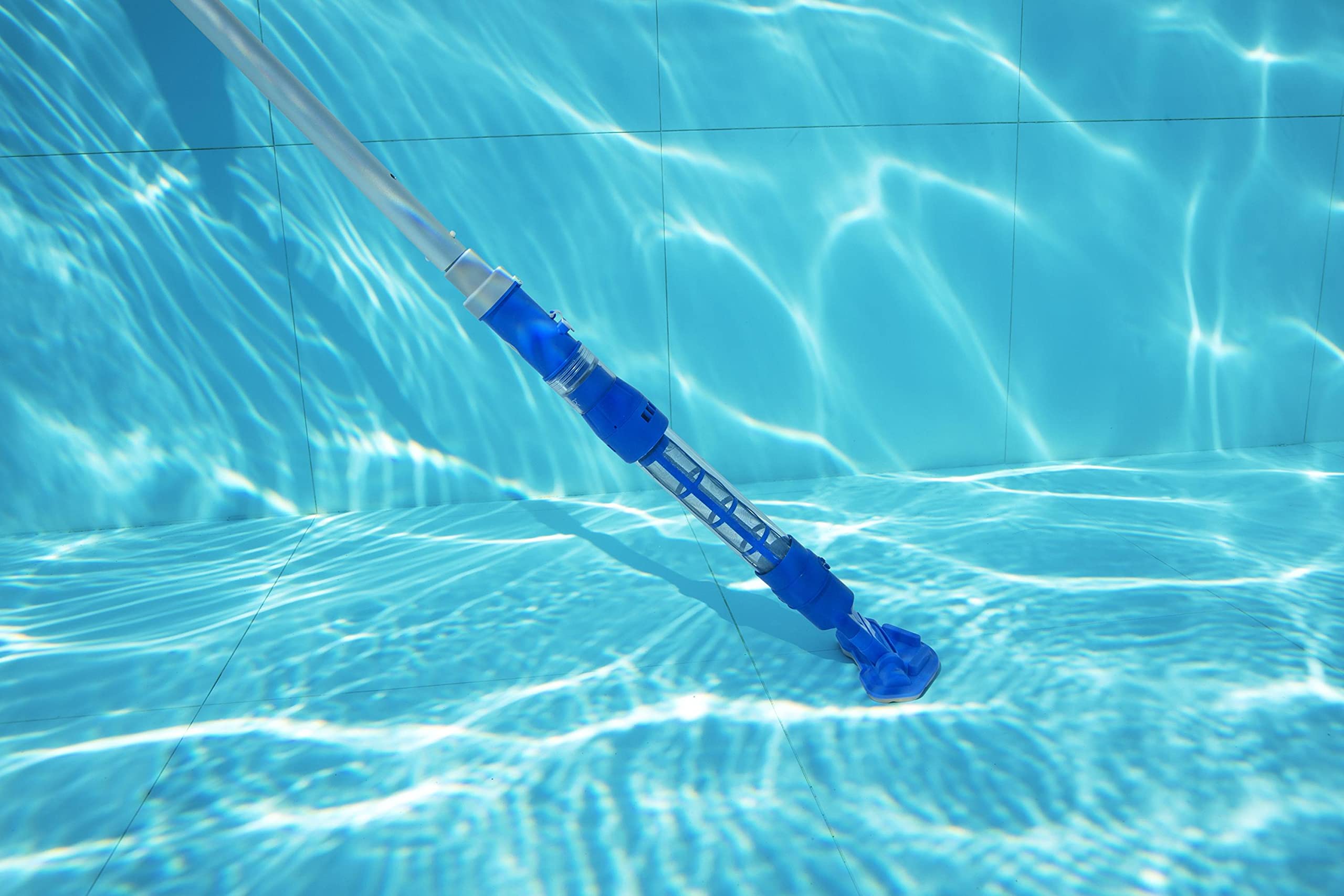 BESTWAY Aspirateur electrique rechargeable AquasurgeTM pour piscines jusqua 6,10m de diametre