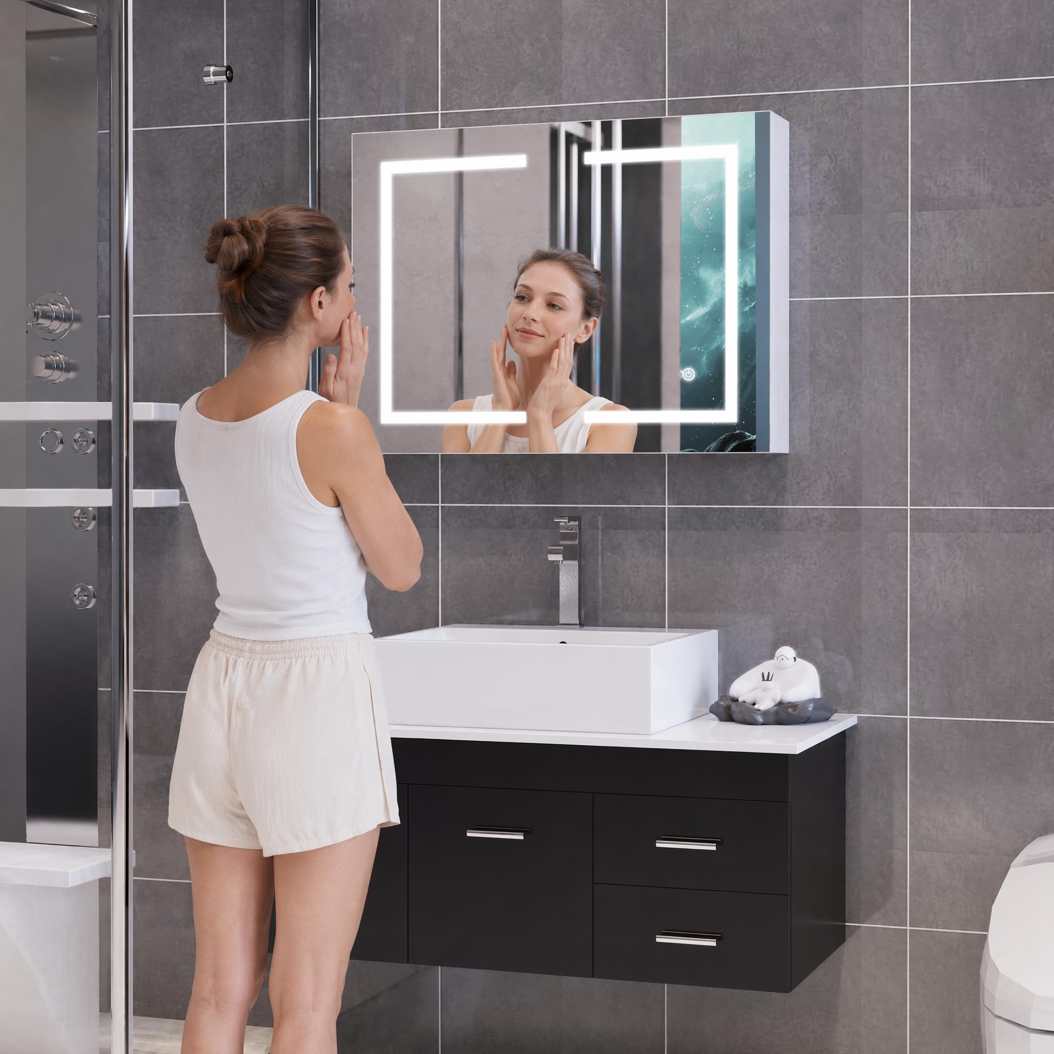 Armario con espejo para baño con iluminación, 80 x 13,5 x 60 cm, 2 puertas, armario de baño con espejo con iluminación y estante, 3 colores de luz regulables y almacenamiento de 3 niveles