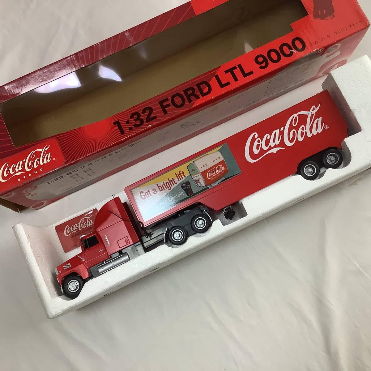 Amazon.co.jp: コカコーラ トレーラー ラジコン 1:32 2006年限定1,000 
