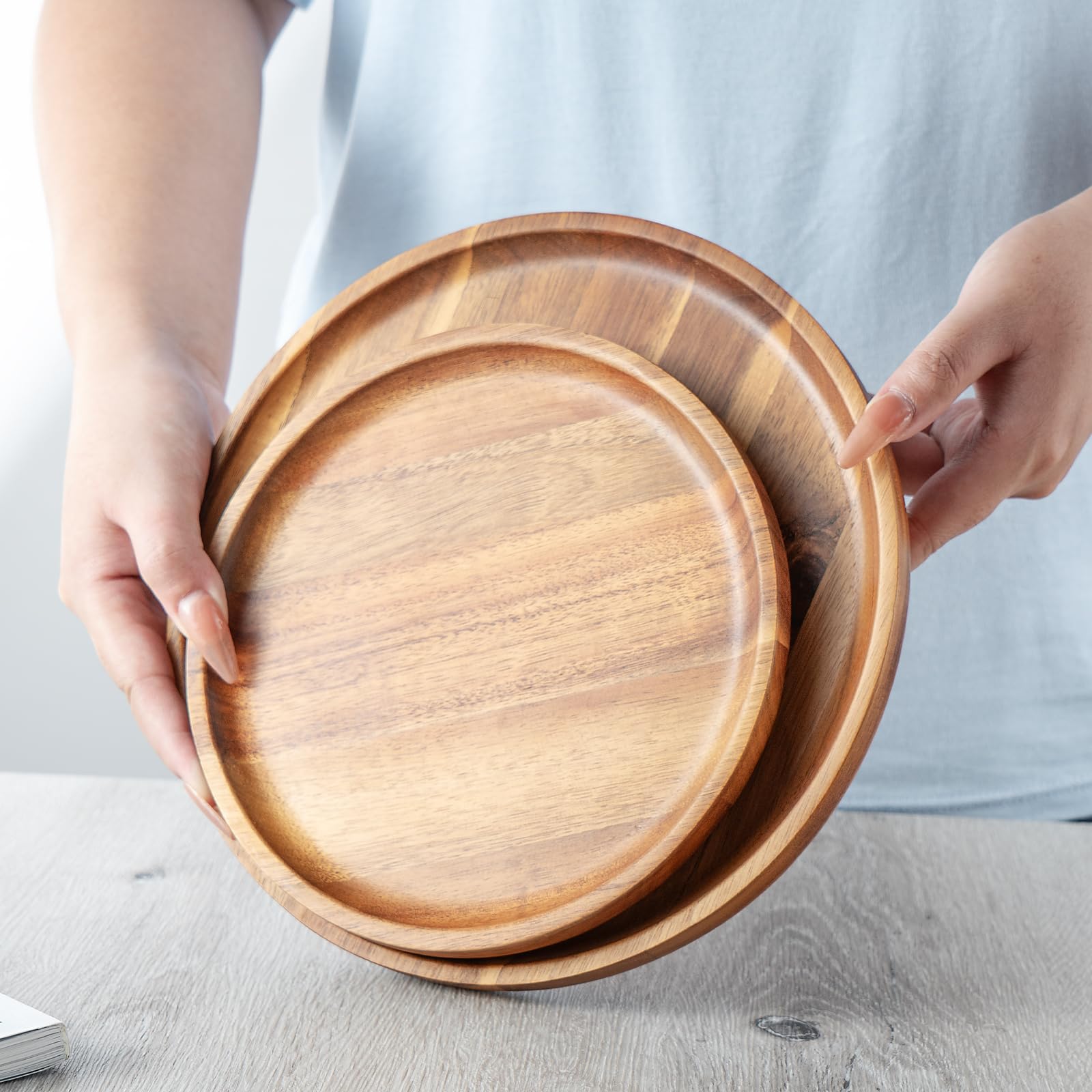 Holztablett Rund,Servierplatte,2er Set,Serviertablett Holz Tablett Schlemmerplatte, Küchentablett Servierplatte Frühstückstablett für Buffets, Picknicks,Couchtisch, Küchen Deko Bett Käse, Party Runden