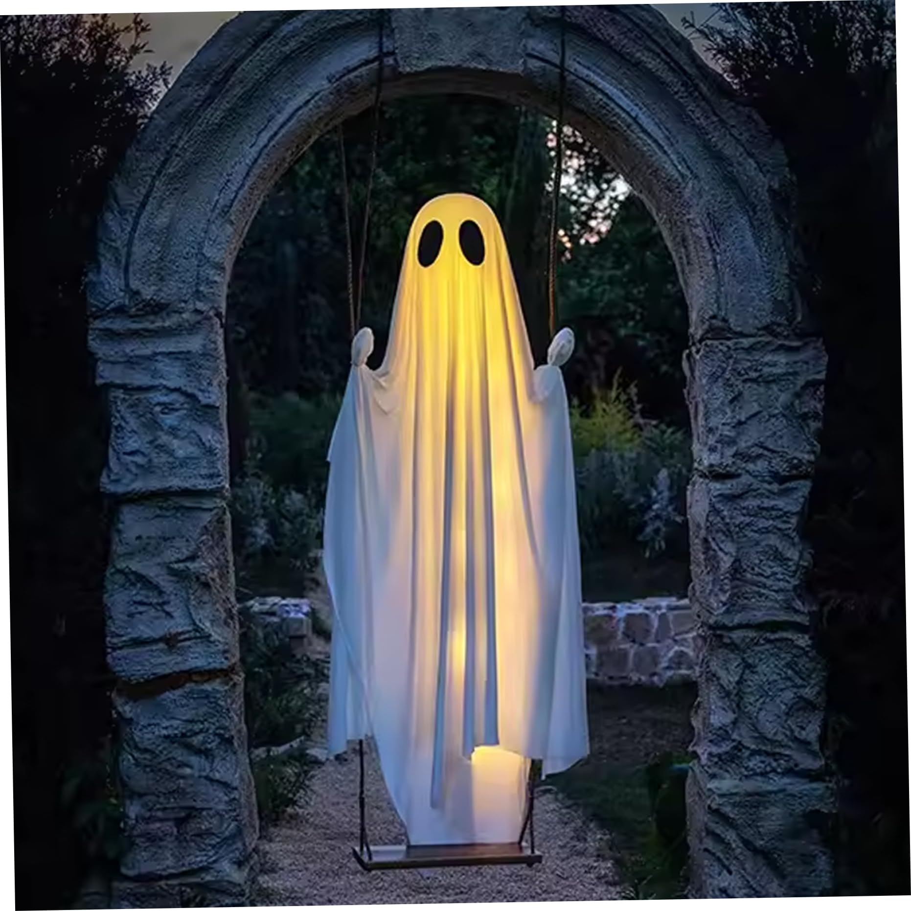 Fantômes Halloween suspendus dans le jardin pour effrayer les passants avec style