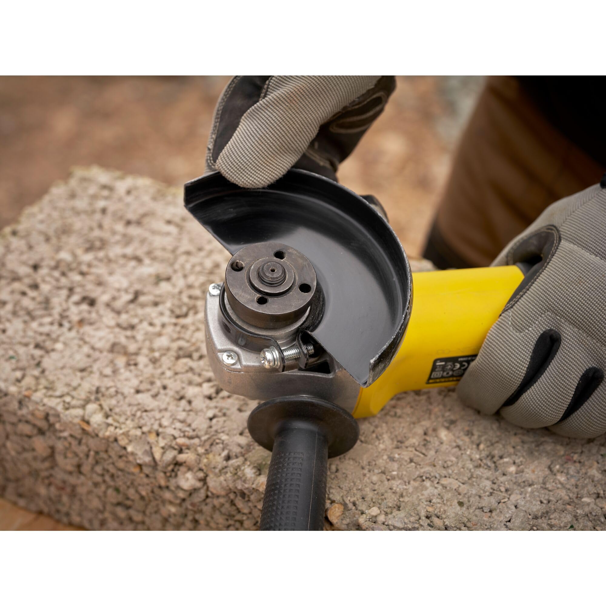 Mini-Amoladora 1.100W 125mm, velocidad variable 3.000-11.000 rpm, rosca del eje M14, embrague electrónico, protección contra re-arranque y arranque suave. Incluye empuñadura lateral marca STANLEY