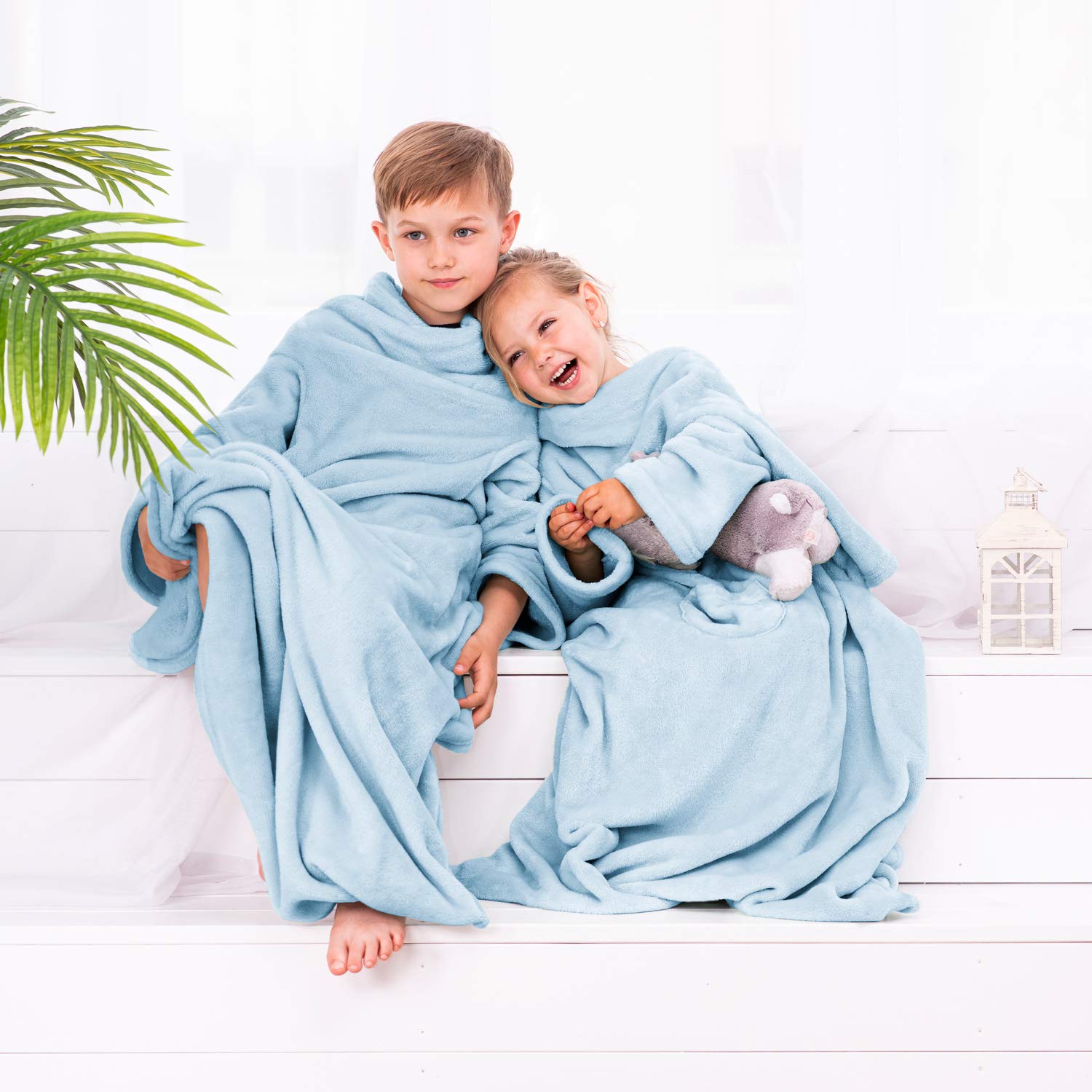 DecoKing Manta infantil con Mangas de Microfibra y Bolsillos Forro Polar Suave y cálido con Compartimento para los pies 90x105 cm Azul claro Lazy Kiddo