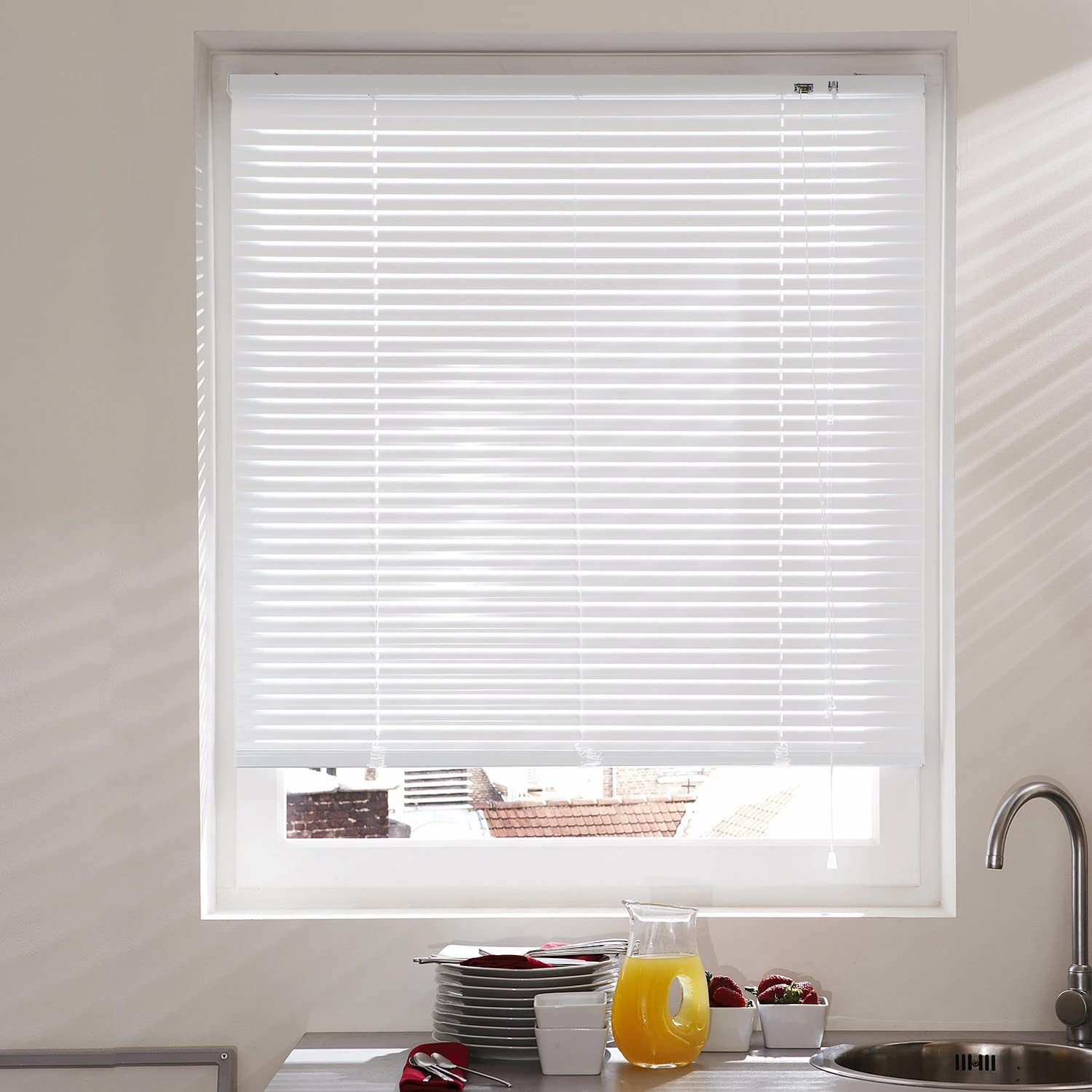 Persiana veneciana blanca de 75 x 175 cm para crear ambientes modernos en la oficina