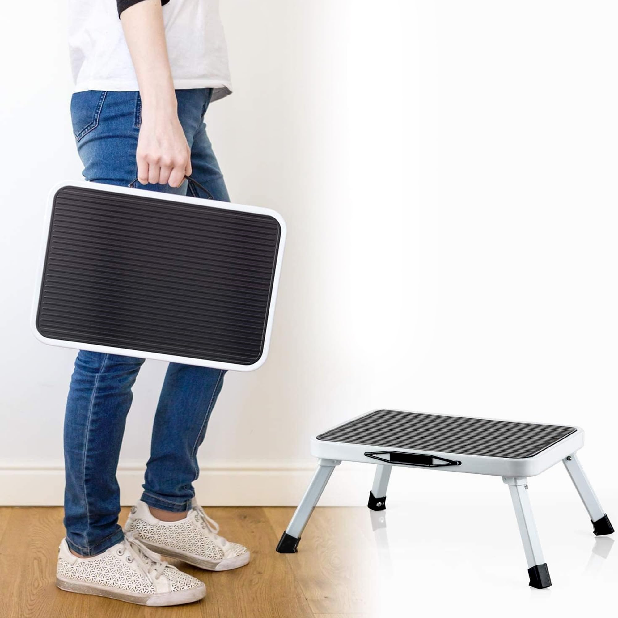 Predellino pieghevole 1 gradino - Scala, scaletta, sgabello di acciaio - Larga superficie antiscivolo - Capacità di carico 150 Kg - Impugnatura di trasporto - Ideale camper, roulotte - 46 x 32 x 17 cm