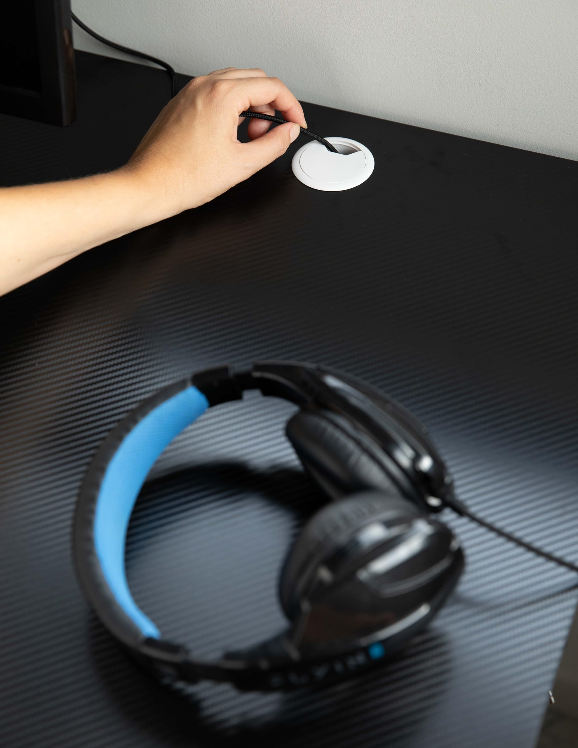 DUPI Mesa Gaming Ergonomica | Tablero Simulación Fibra de Carbono | Estructura ZZ | Soporta Monitores 40" | Carga 60kg (Sin LED)
