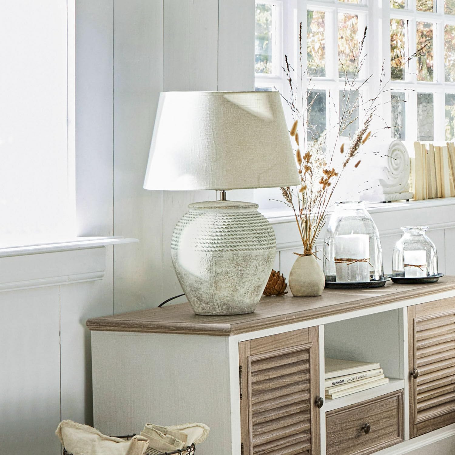 Loberon Tischlampe Brookline - grau/creme | Handbemalt mit Antik-Finish - Stilvolle Nostalgie - Bauchiger Fuß - Tischleuchte - Nachttischlampe - Keramik - Leinen