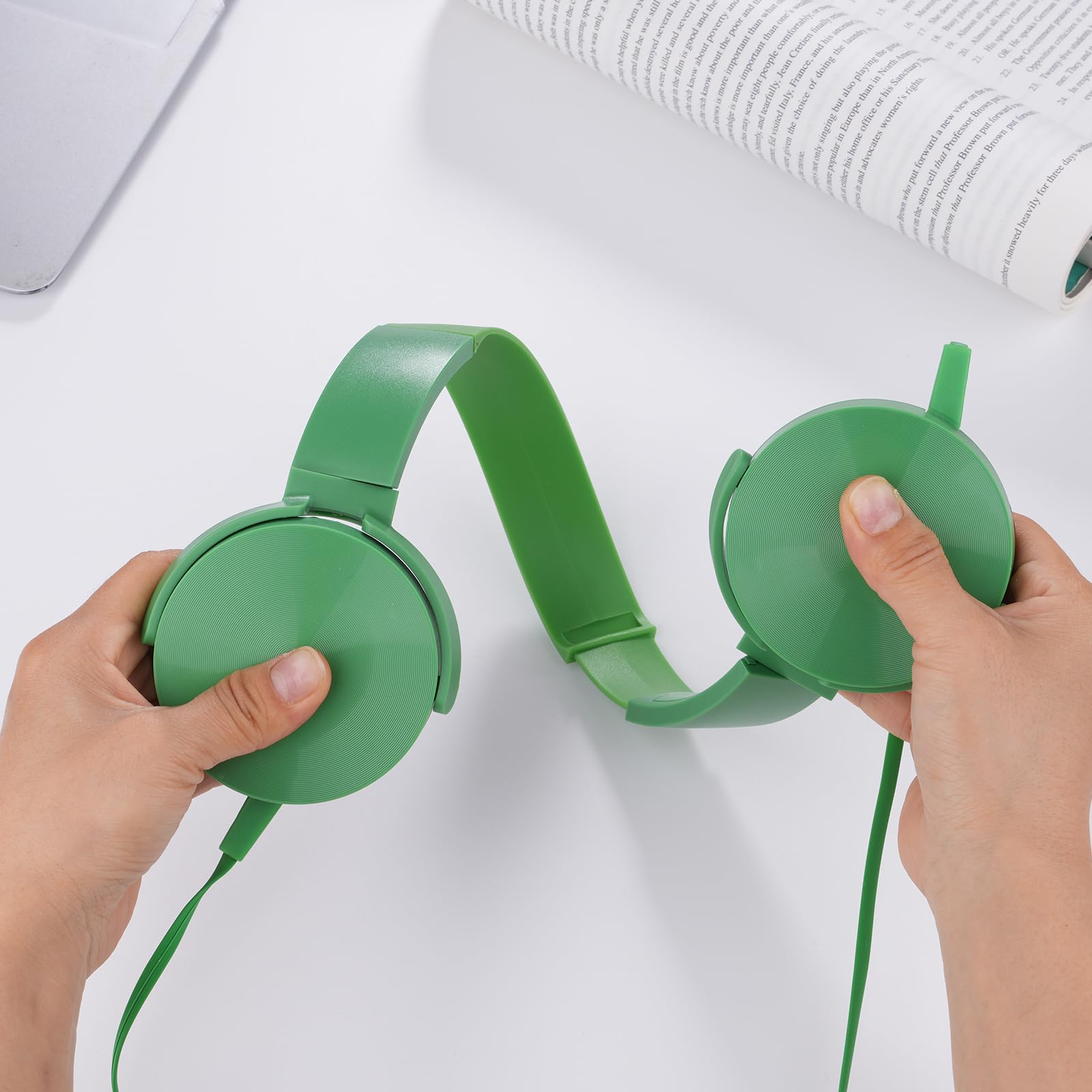 Paquete de 2 auriculares para niños para estudiantes de aula, auriculares con cable, juego de auriculares duraderos para niños, adolescentes, niños y adultos (LS450, verde y naranja)