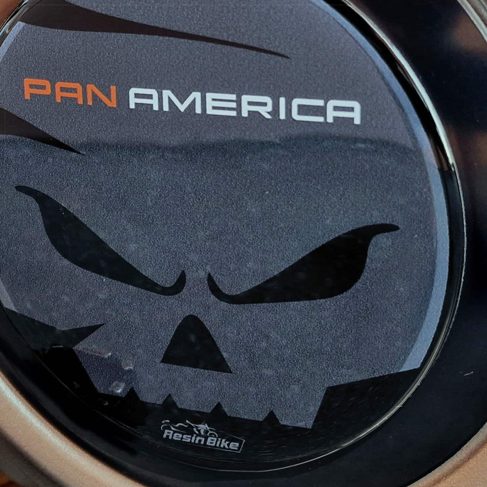 Resin Bike Naklejki Moto kompatybilne z Harley Davidson Pan America 1250 2020-2026. Chronią Obszar skrzyni korbowej wariatora przed uderzeniami i zadrapaniami. Naklejki żywiczne z efektem 3D
