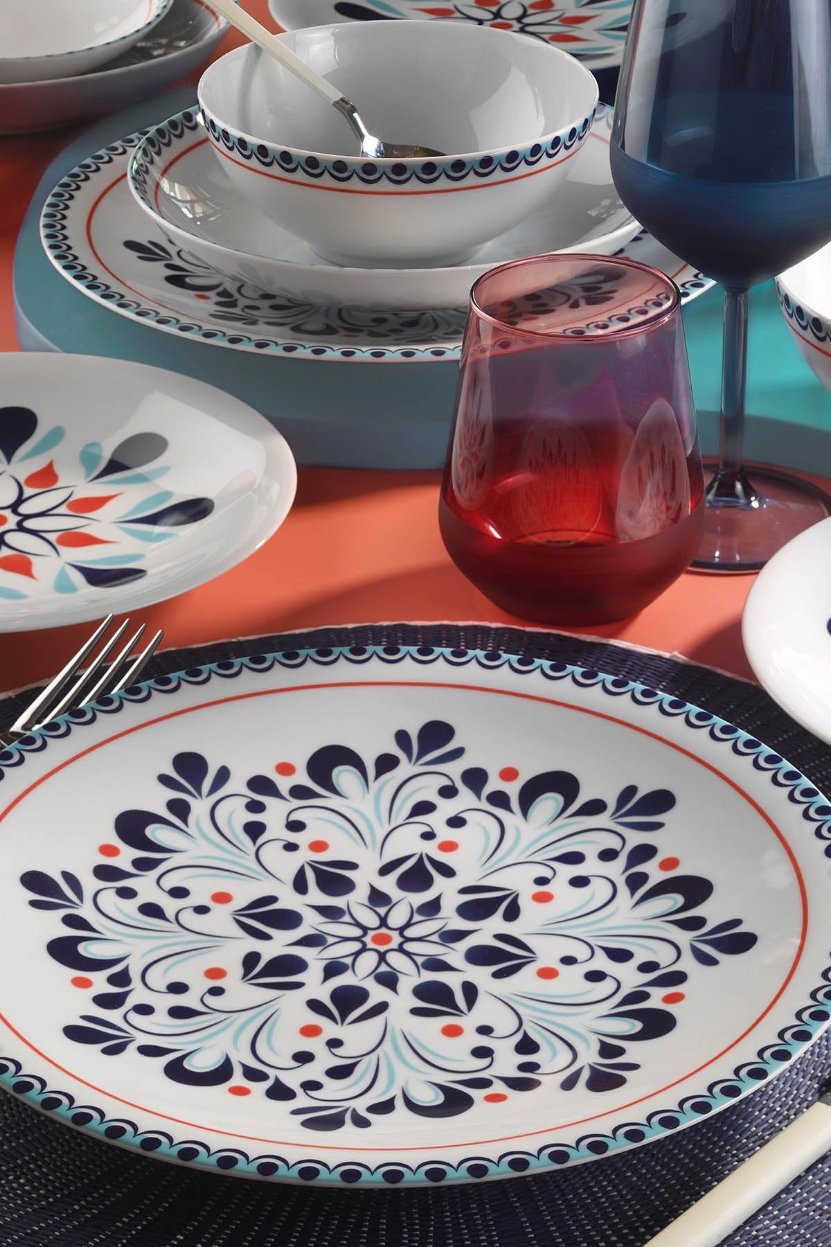Elegancki 24-częściowy zestaw obiadowy, 100% porcelana, w zestawie talerze serwisowe, miski i talerze deserowe, można myć w zmywarce i używać w kuchence mikrofalowej, idealny na każdą okazję
